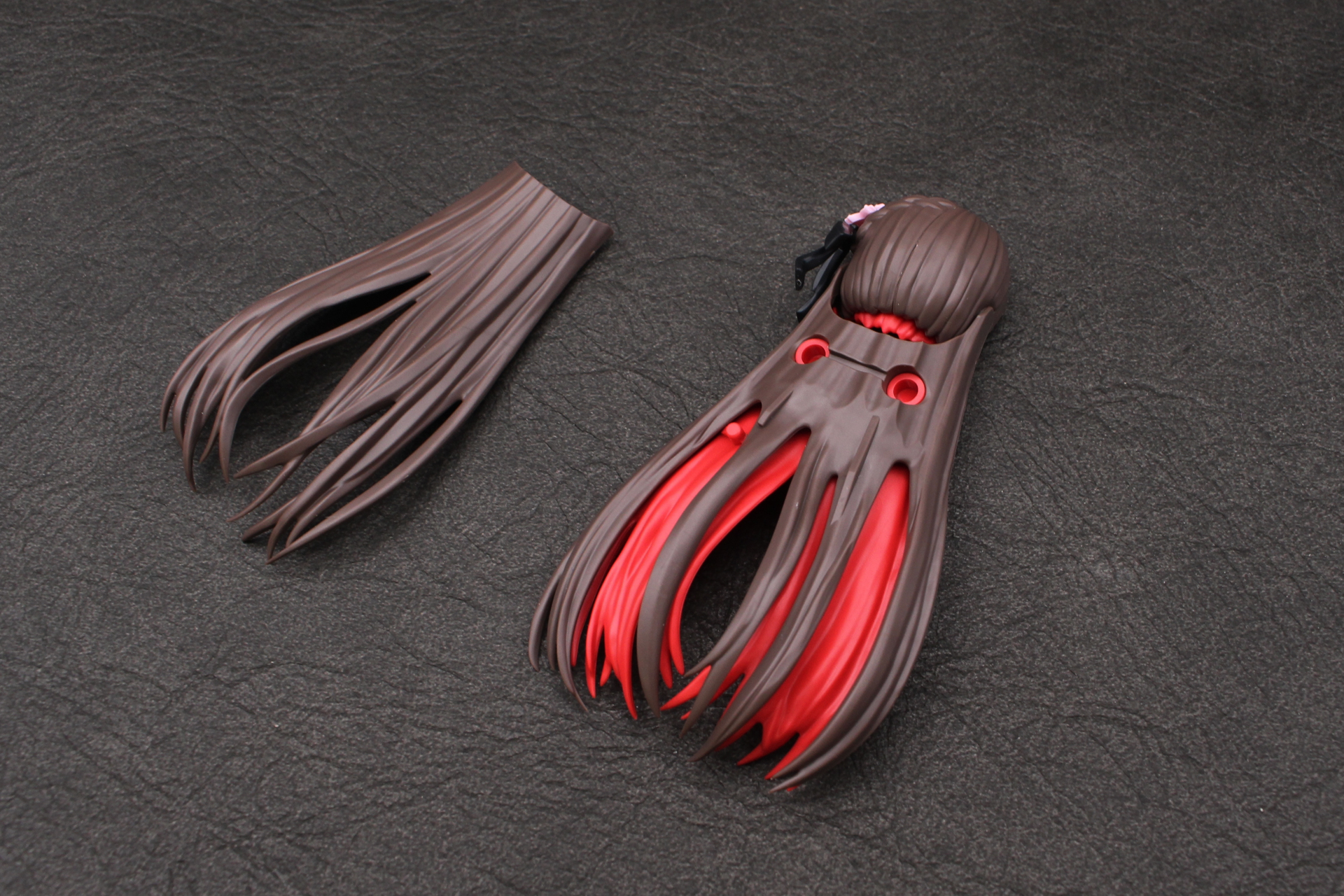 後ろ髪のパーツをもう一つ取り付ける