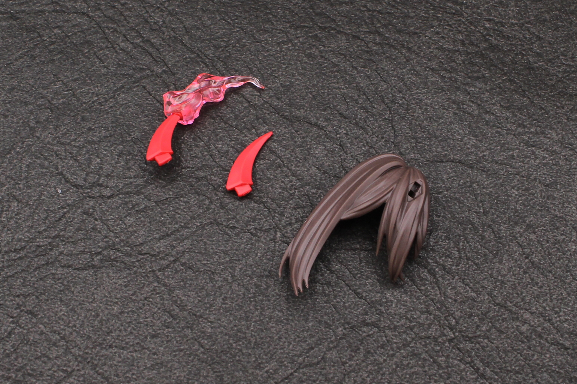 前髪に角を取り付ける。角はエフェクトのあるものとないものを選べる