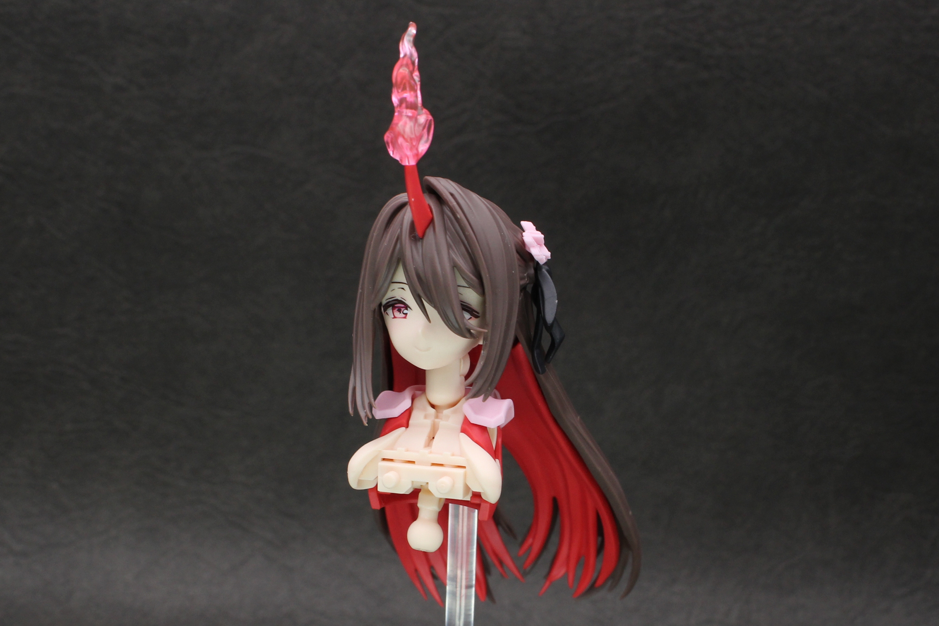 前髪を取り付けて頭部が完成。なお写真の首から下は撮影用に仮に組んだものだ