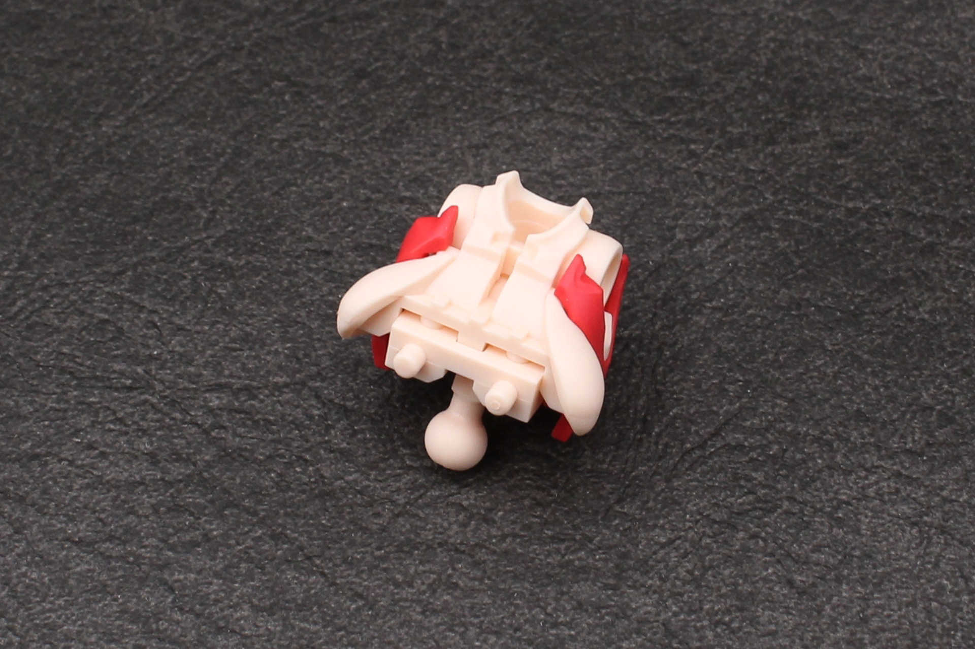 胴体の組み立て。胸部の内部パーツはこれまでと形が異なる