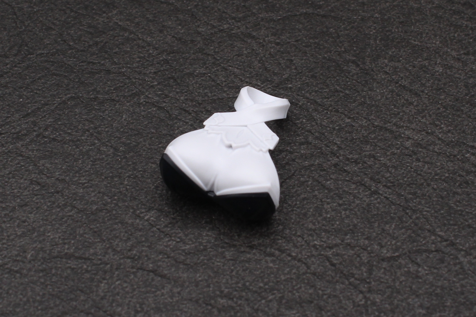 バストの前側と首を組み立てて取り付ければ胸部が完成