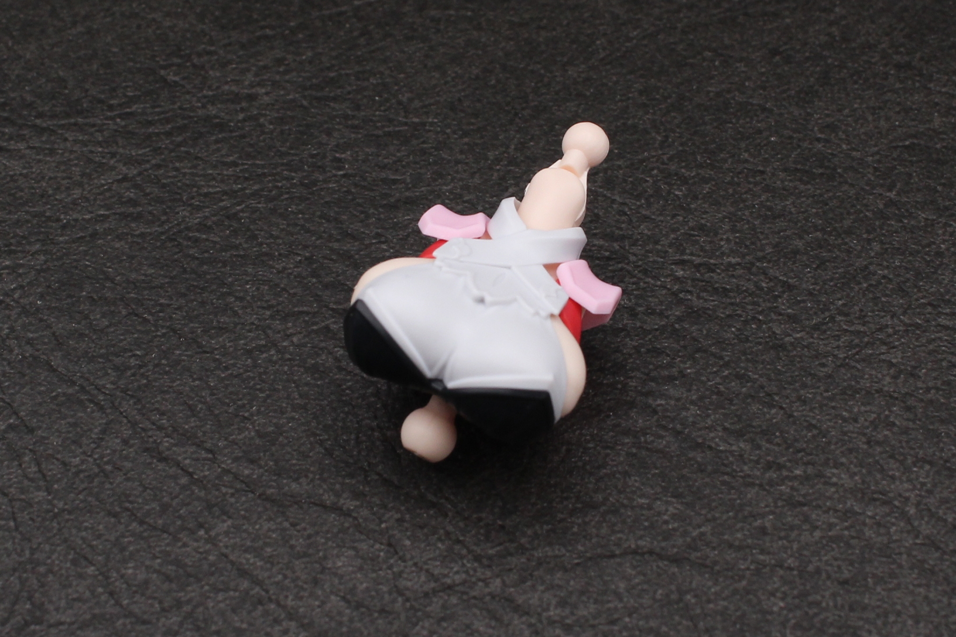 バストの前側と首を組み立てて取り付ければ胸部が完成