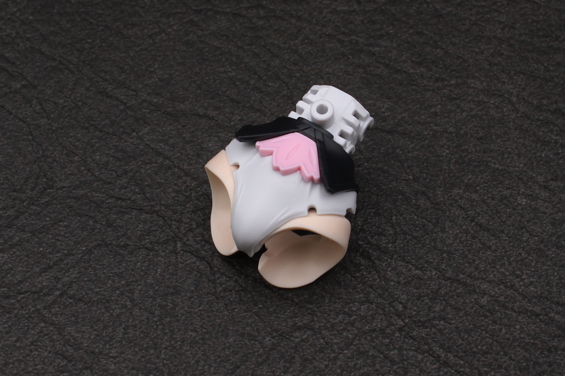 脚の付け根のパーツを取り付けたら裏側から股関節を組み込む