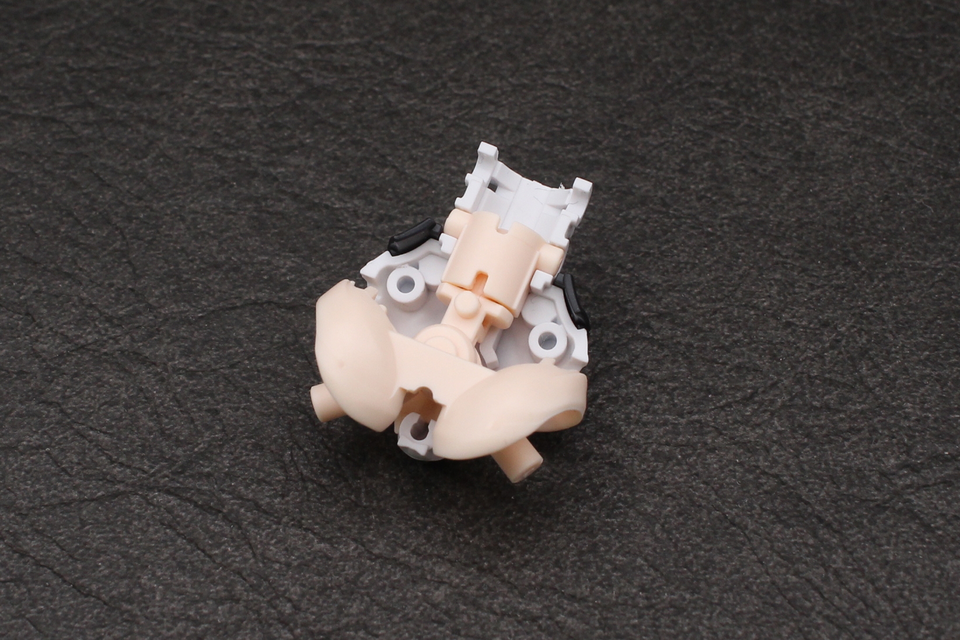 脚の付け根のパーツを取り付けたら裏側から股関節を組み込む