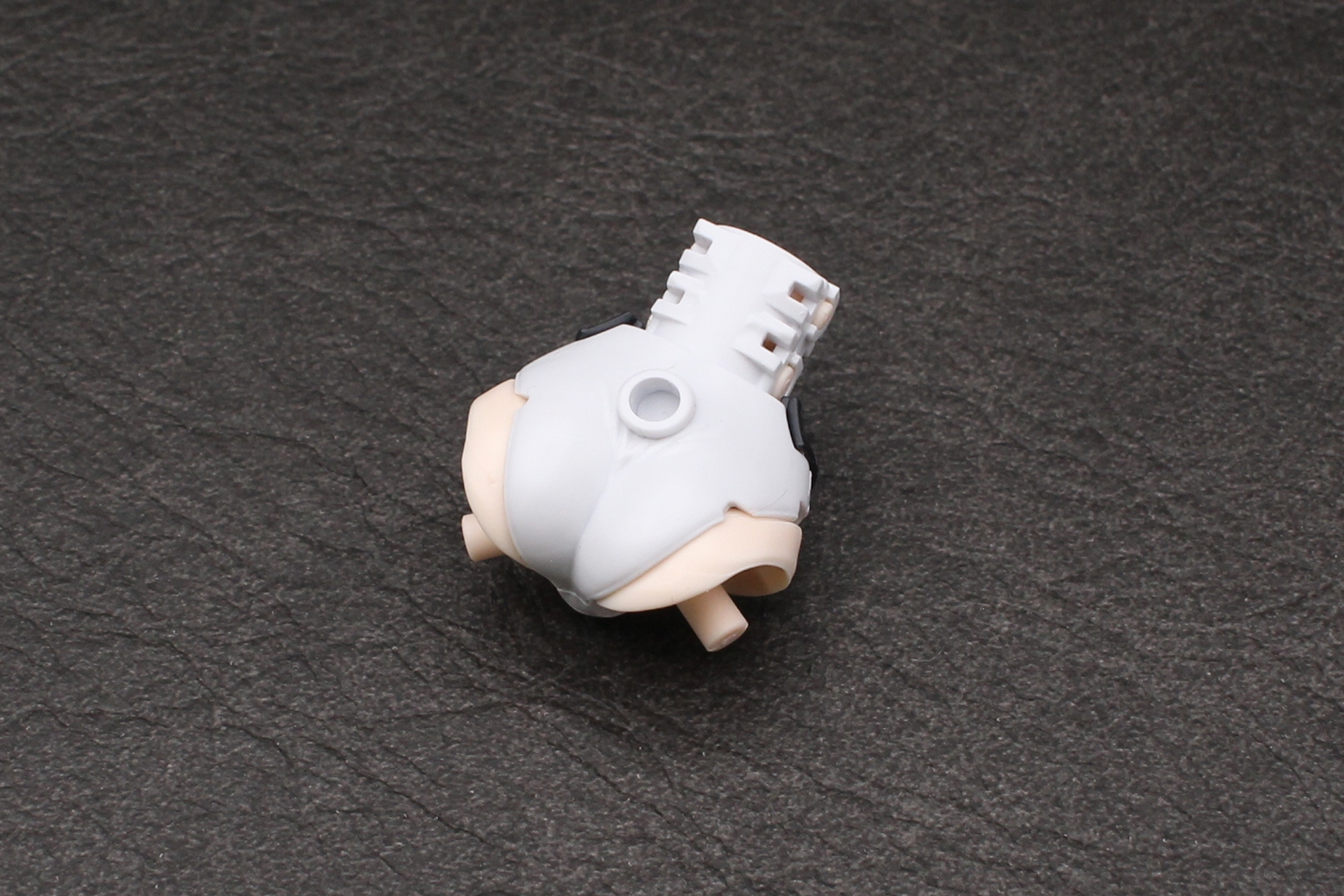 腰のパーツでフタをする