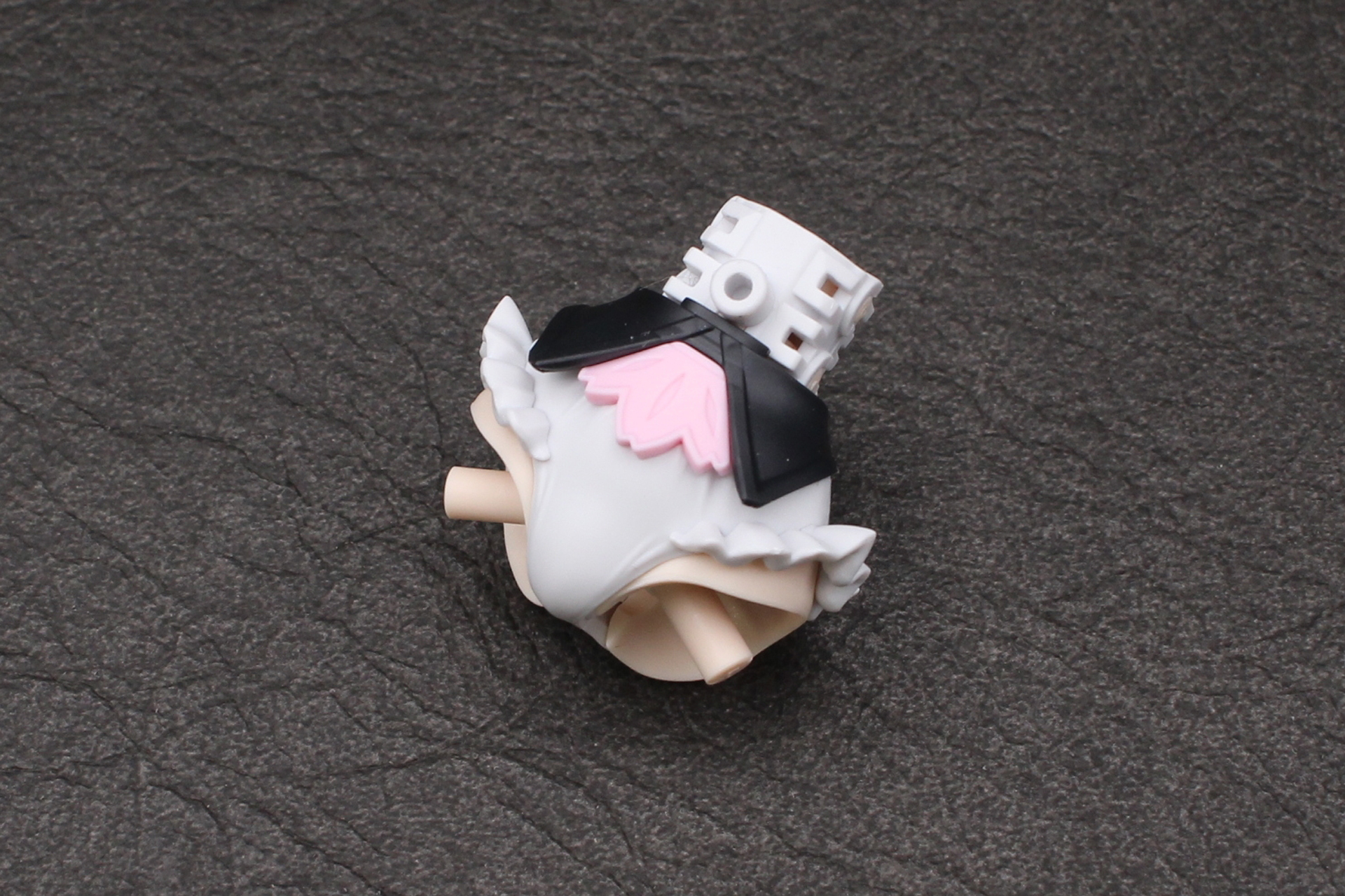 脚部左右にフリルのパーツを取り付ける