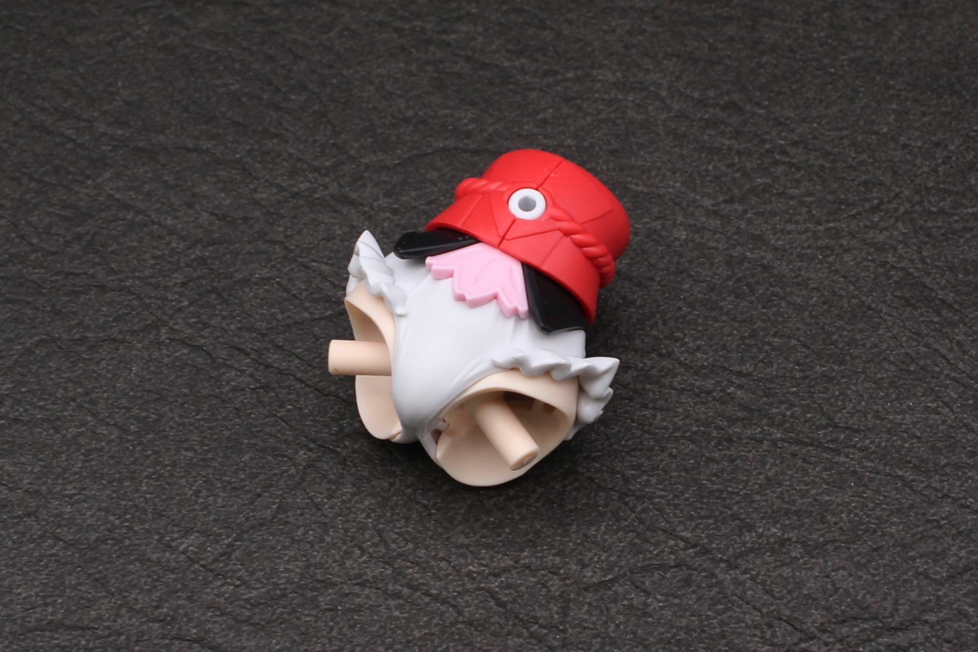 帯のパーツで腰を左右から挟み込む