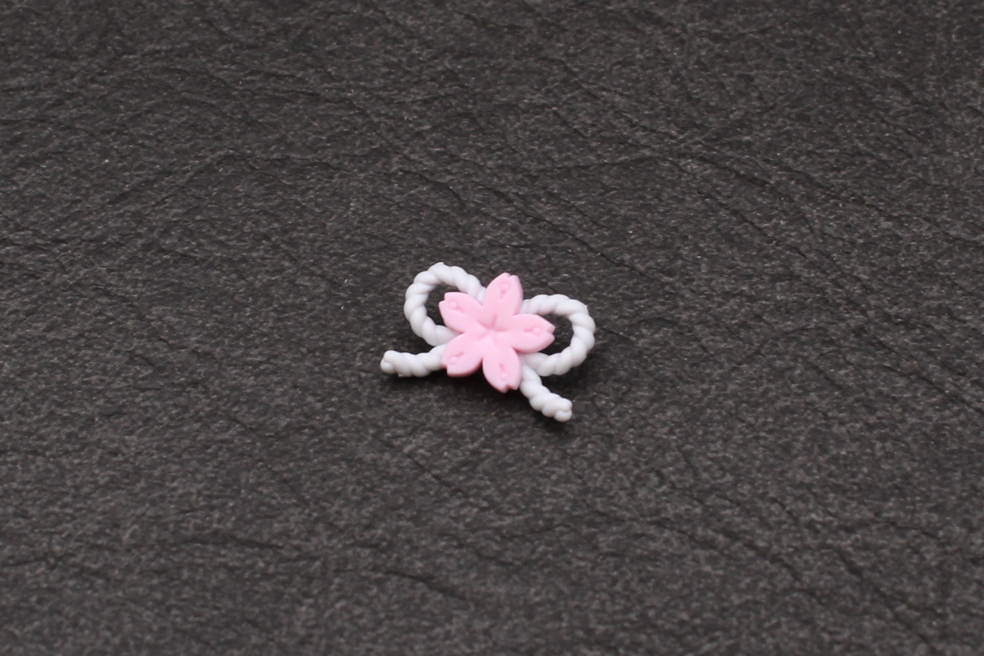 帯の飾りを組み立てて取り付ける