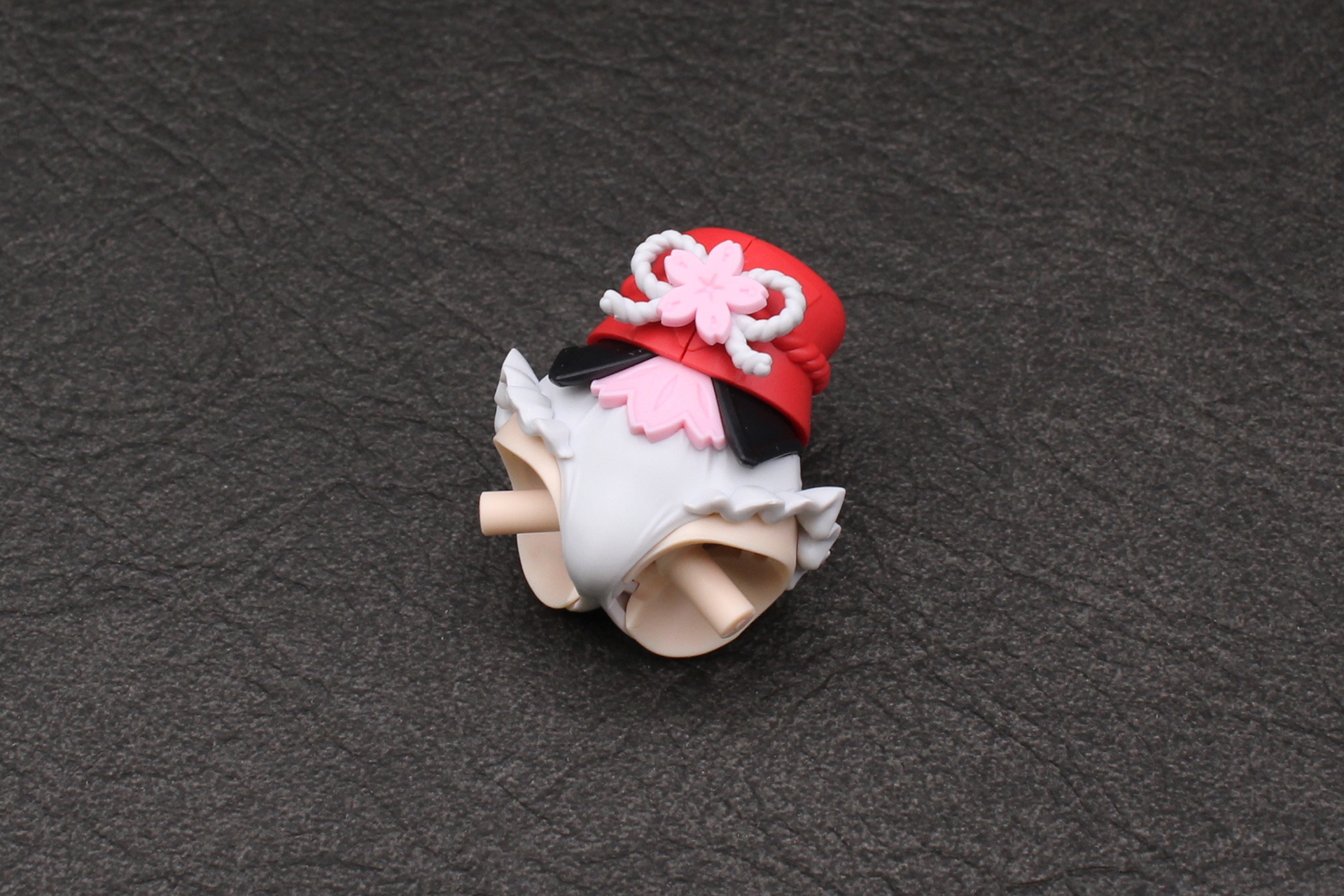 帯の飾りを組み立てて取り付ける