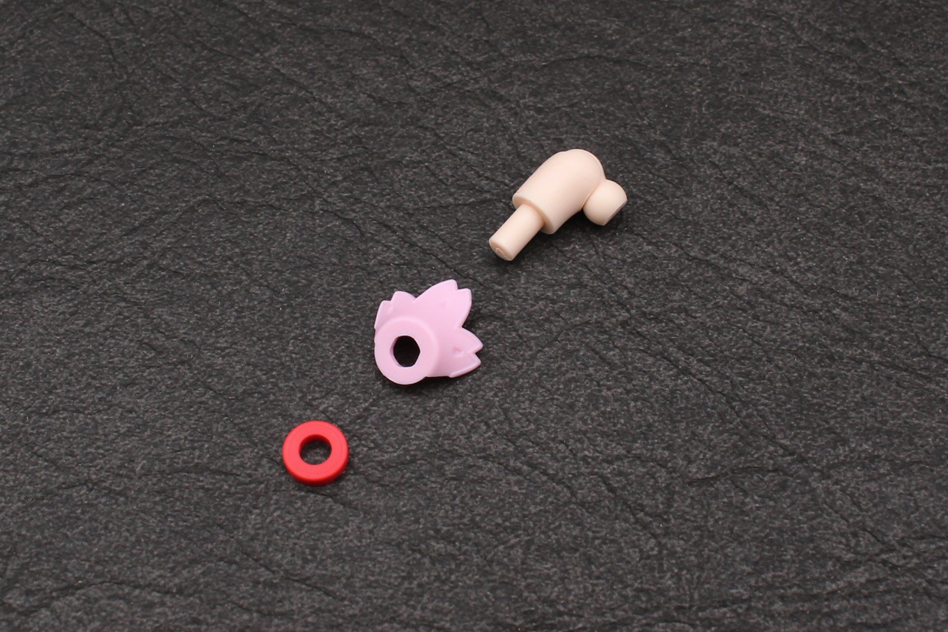 右腕の組み立て。肩関節を組み立てて、飾りパーツとリングを取り付ける。飾りの向きに注意