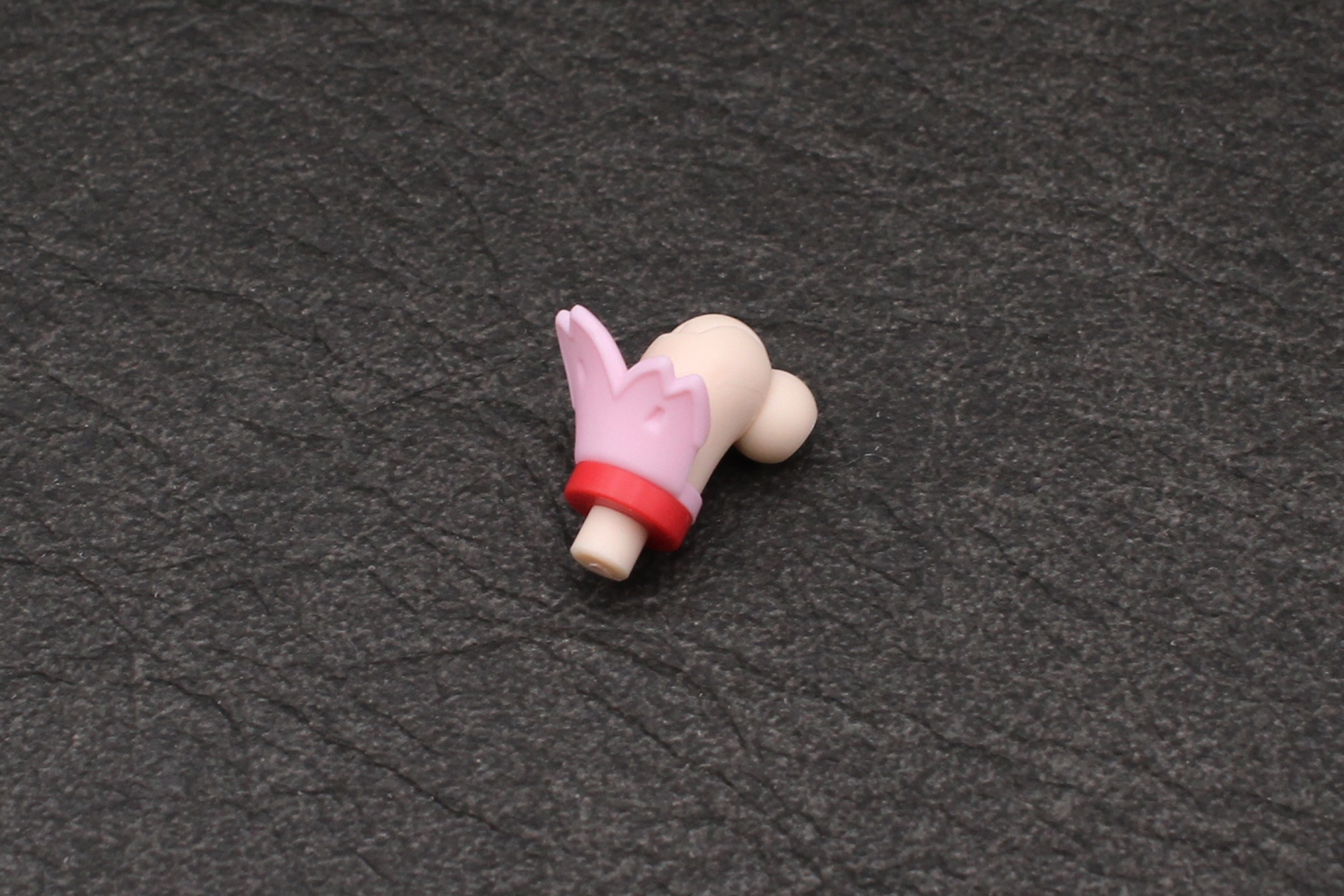 右腕の組み立て。肩関節を組み立てて、飾りパーツとリングを取り付ける。飾りの向きに注意