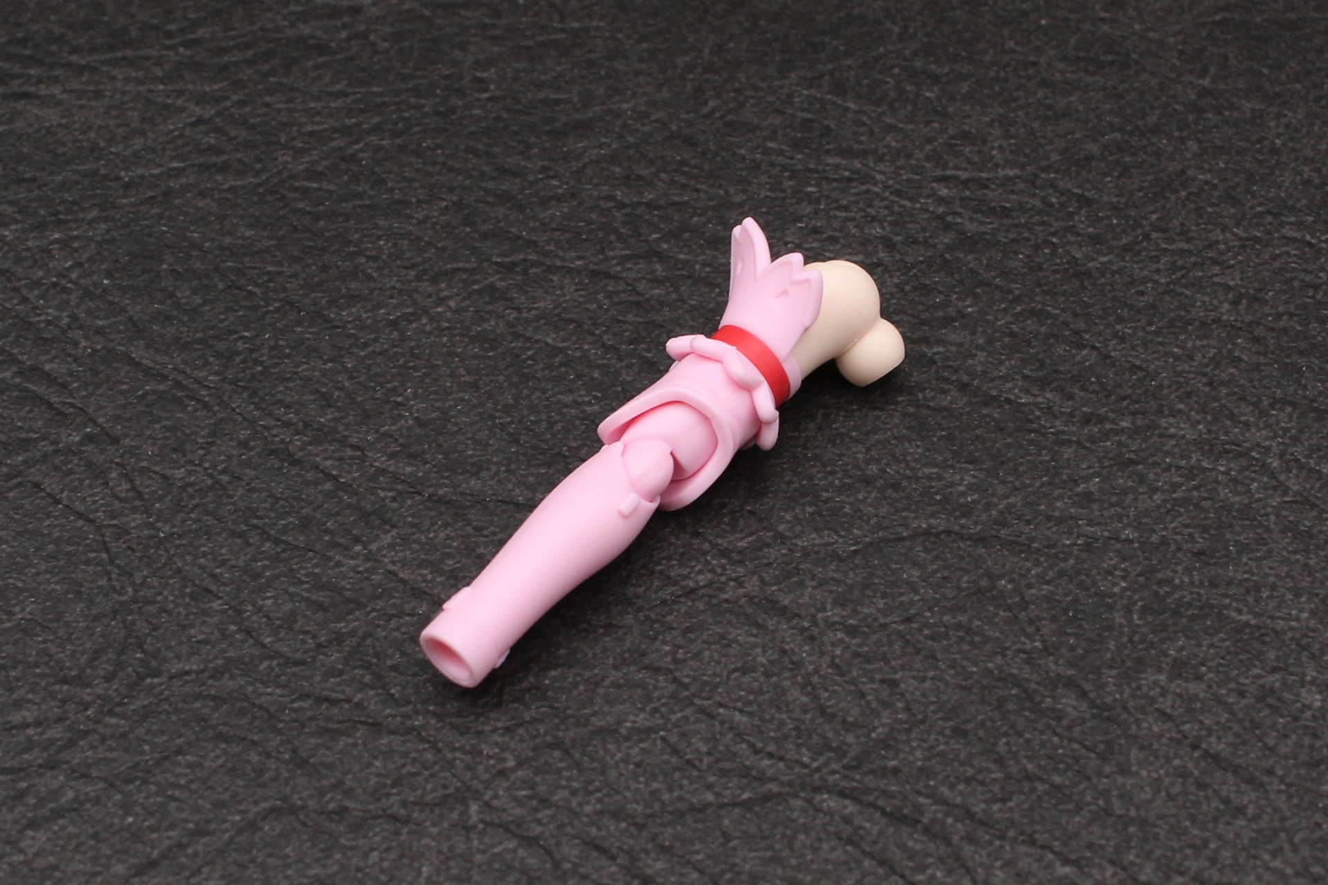 腕と肘を組み立てて肩に取り付ける