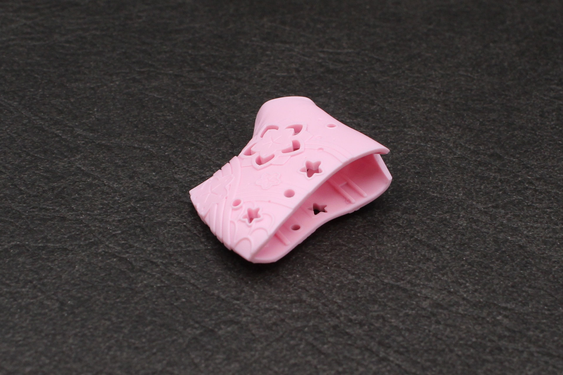 袖のパーツをランナーから切り出したもの。これが一つのパーツなのだ