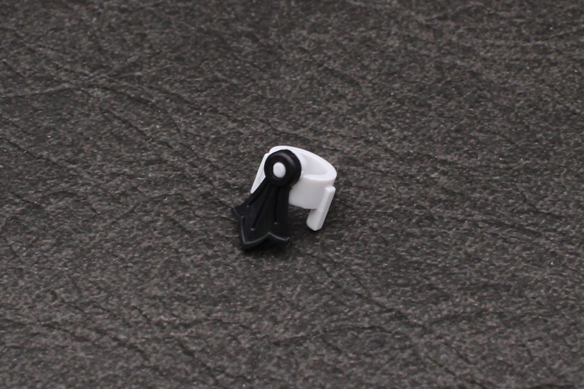 飾りを組み立てて、袖口に取り付ける。これが前腕と手首の間に挟まって固定される