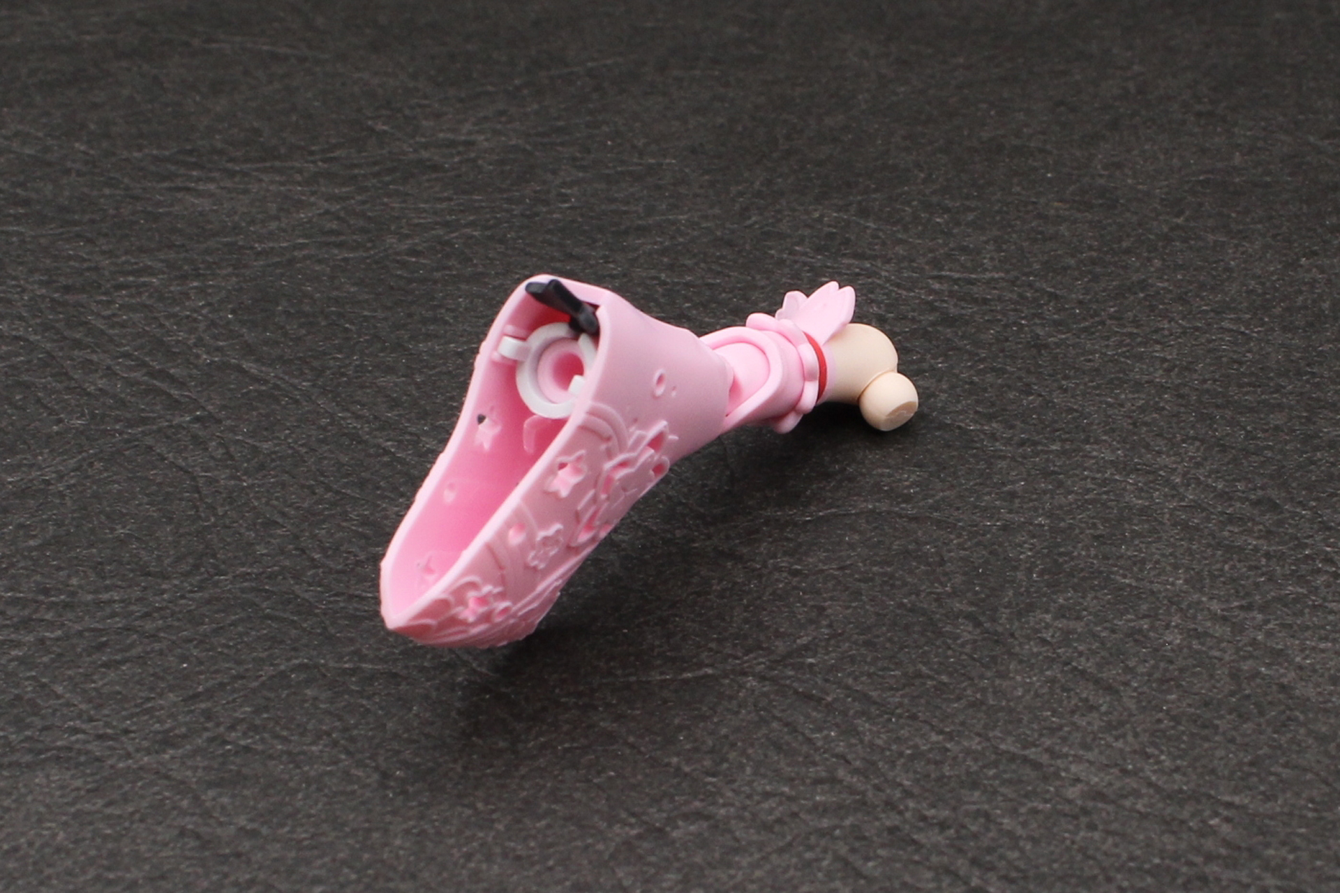 組み立てた腕を袖に差し込む