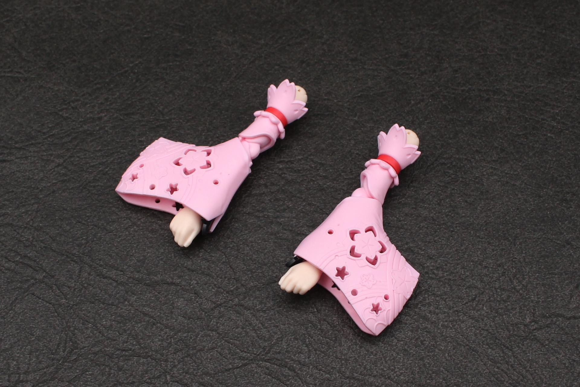 同様に左腕も組み立てる