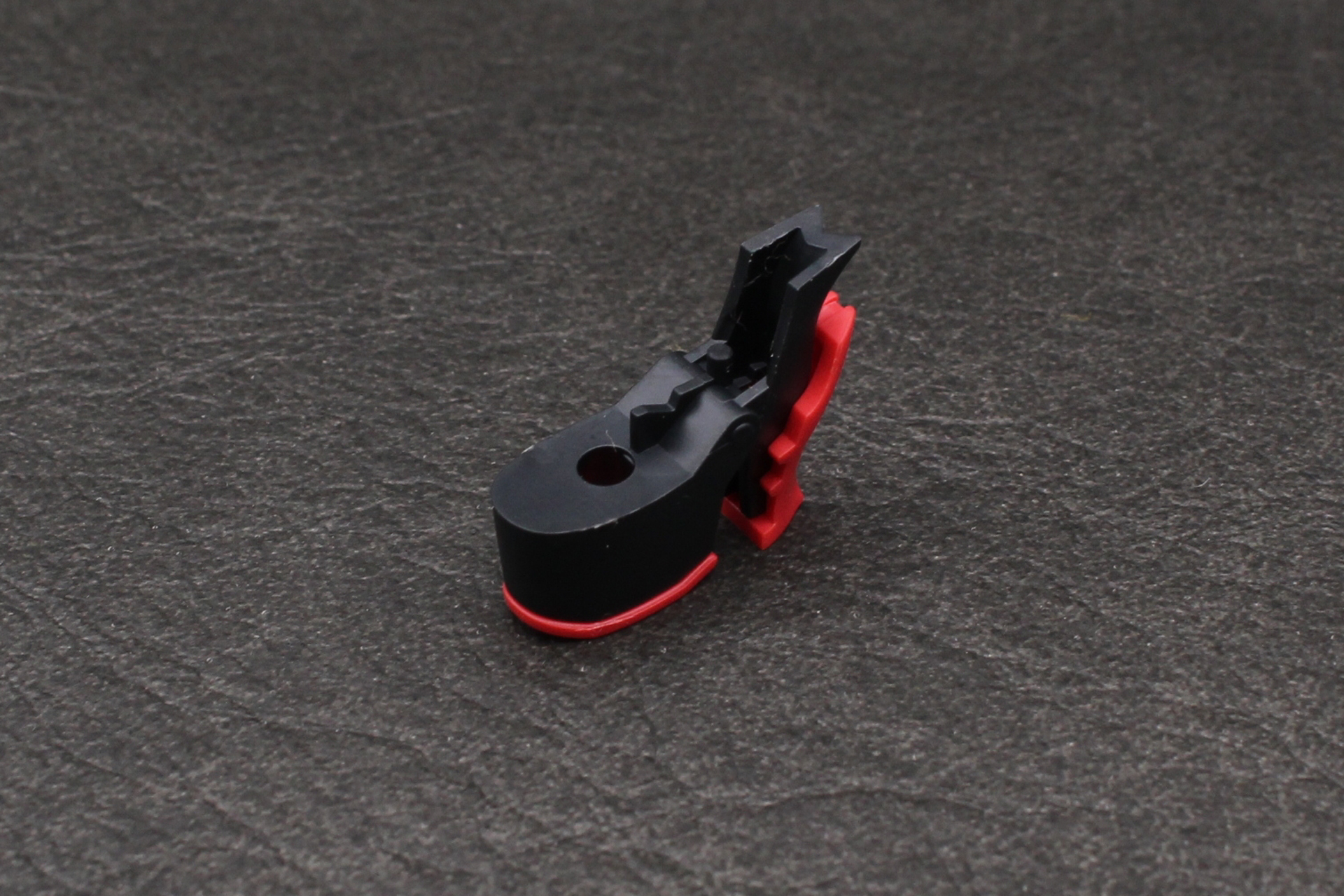 脚部の組み立ては履き物から。ソールを取り付ける