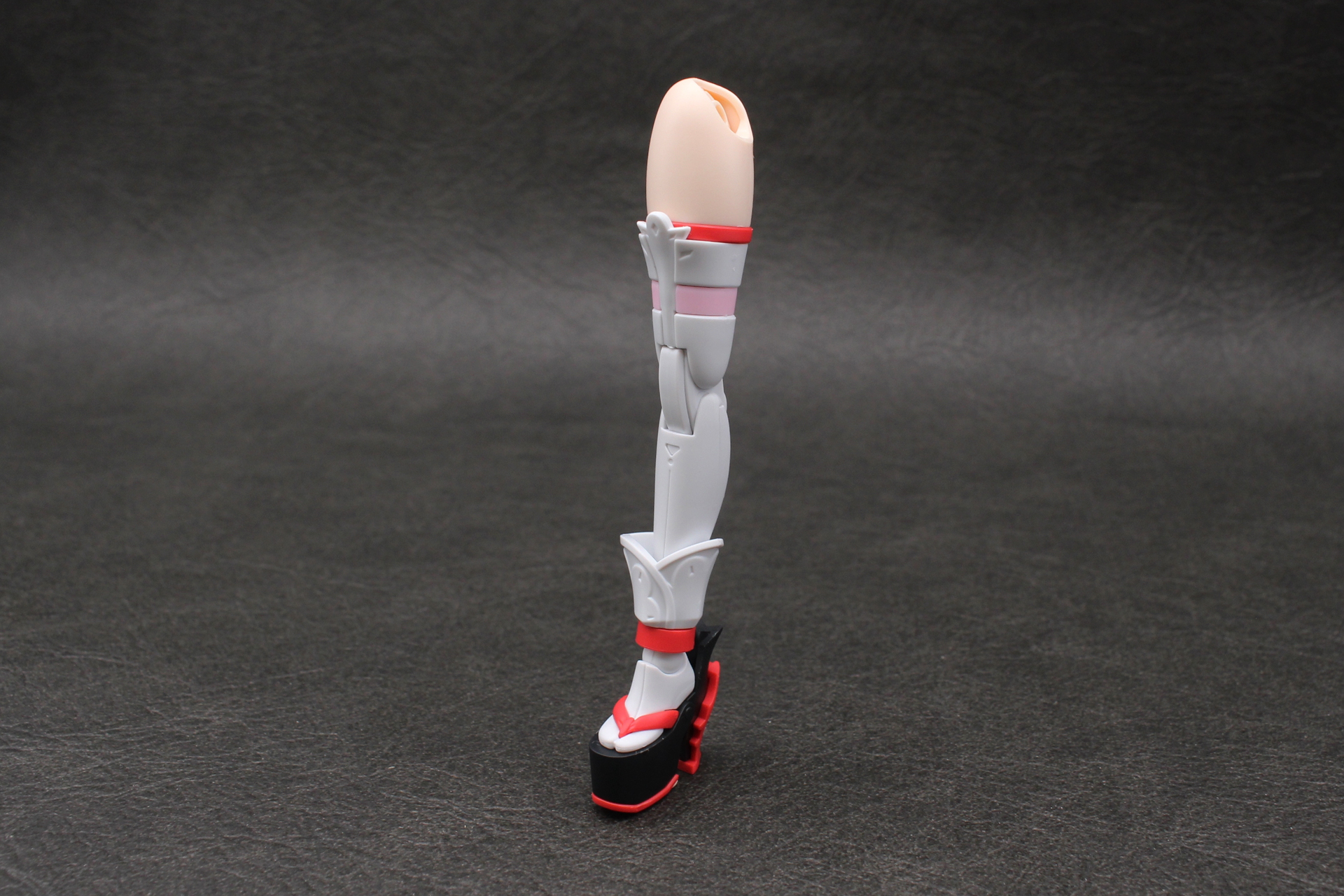 太ももの関節を組み立てて取り付ける