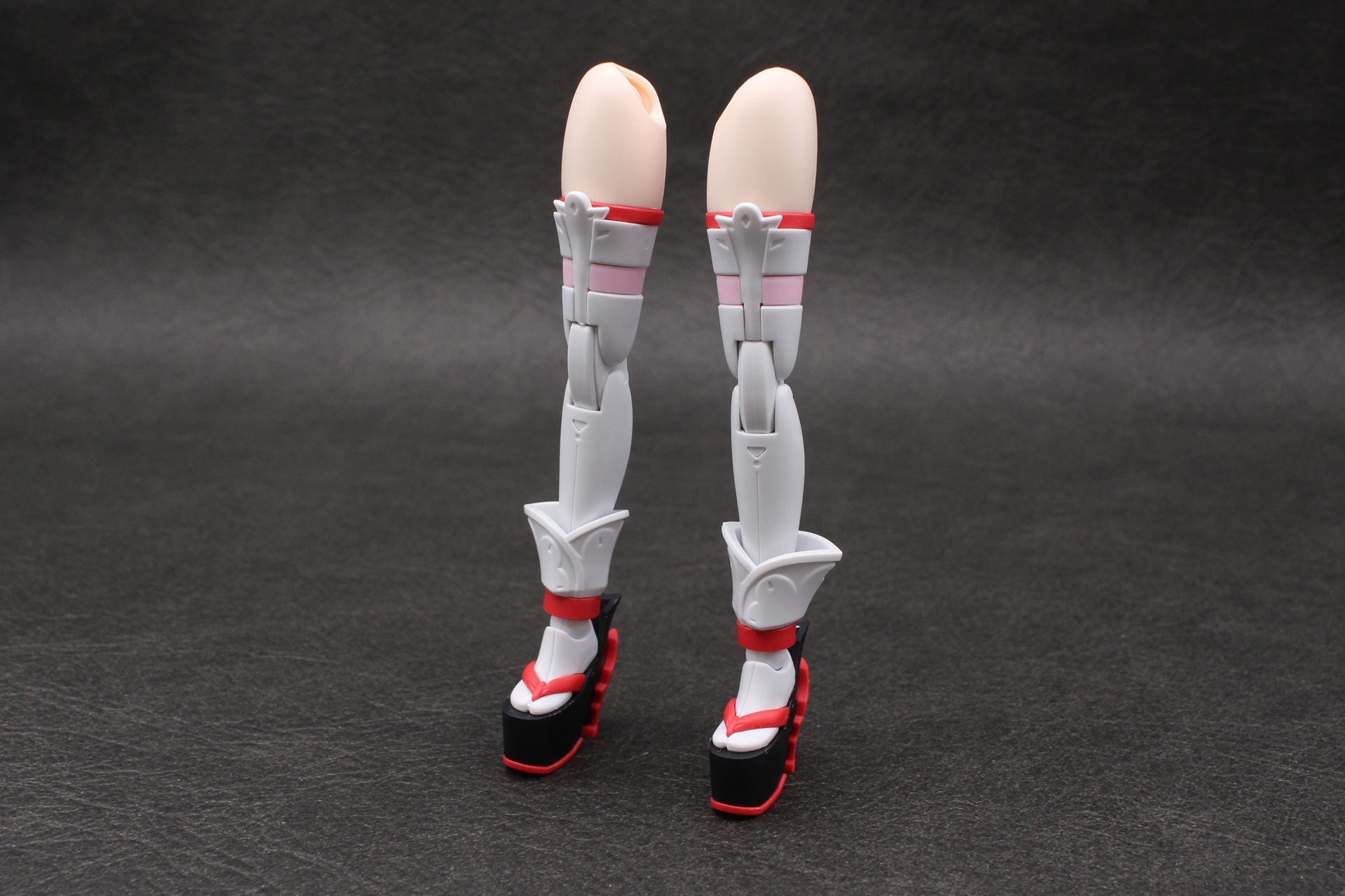 左脚も同様に組み立てて脚部が完成