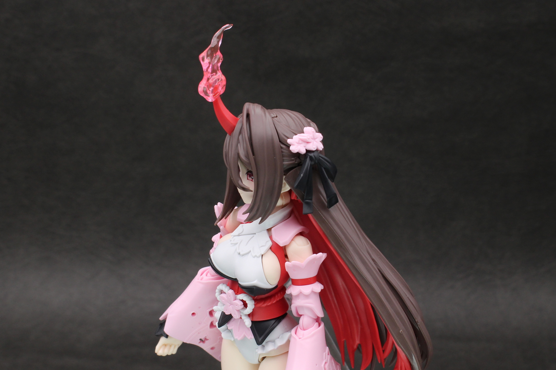 角のエフェクトはクリアパーツ。髪飾りも凝っている