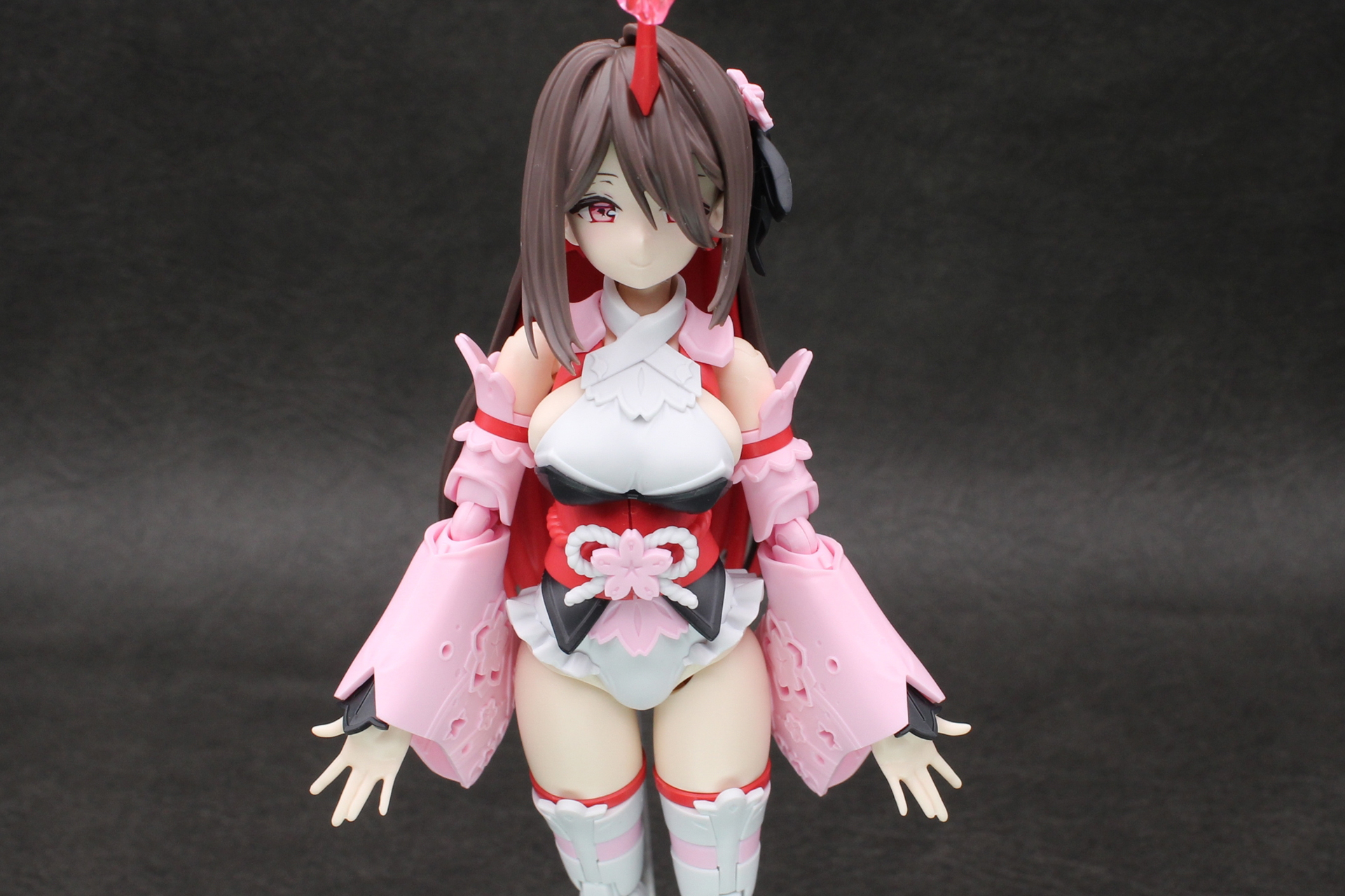 30MSシリーズ定番の首元の飾りはなく、代わりに腹部に桜の飾りがある