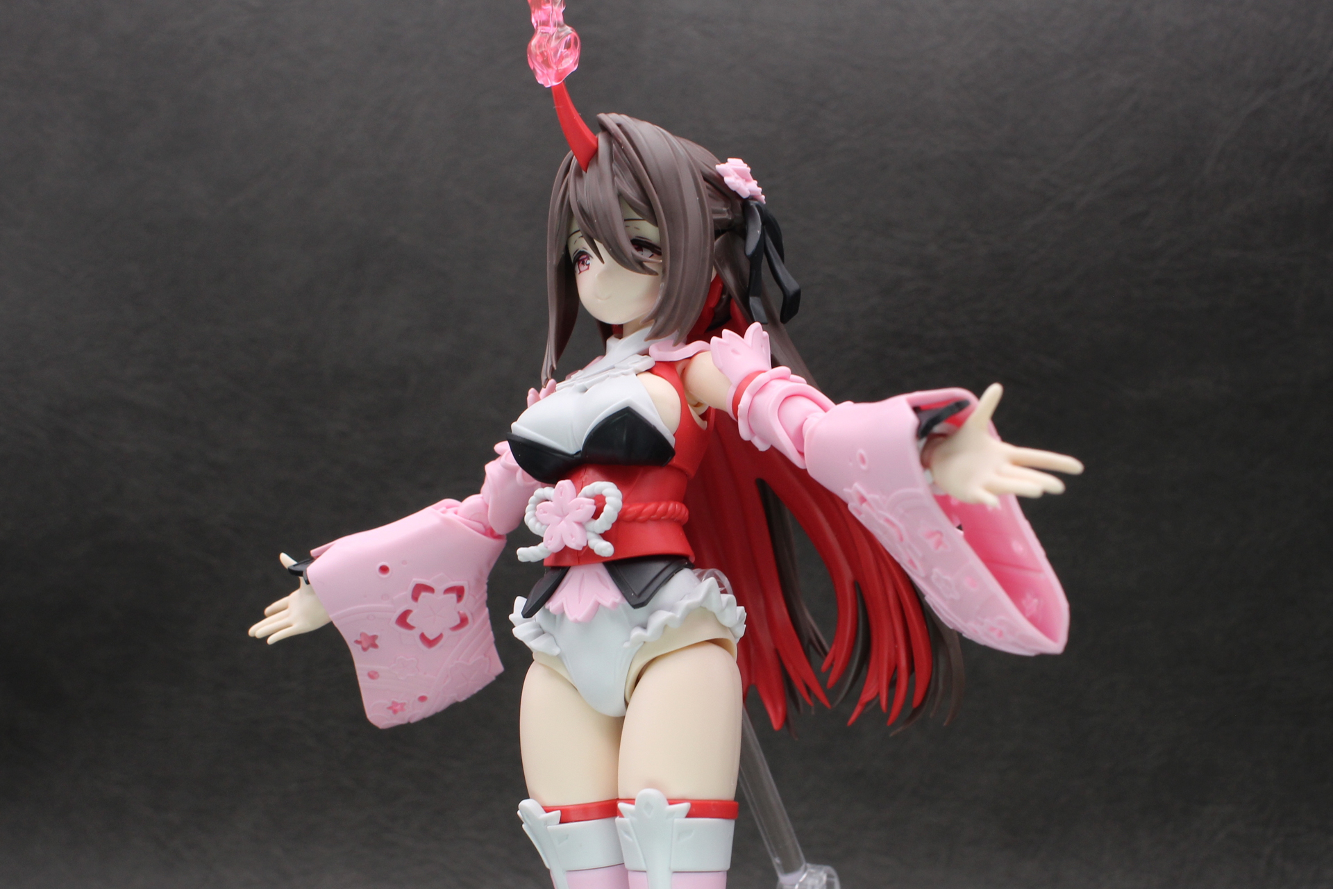 ウエストは帯でキュッと締まっている。紐のモールドにも注目