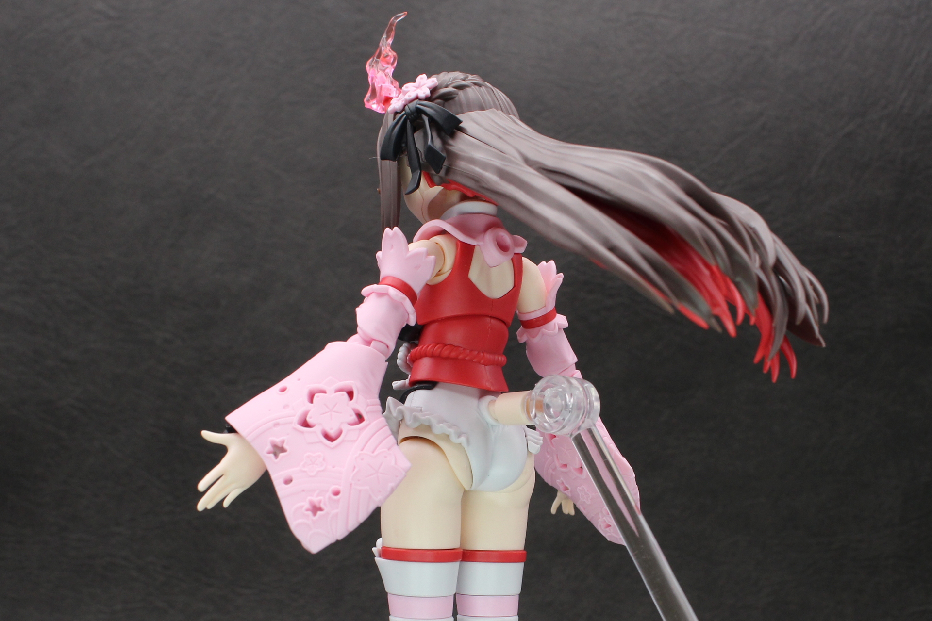 後ろ髪は後頭部の付け根から可動するので、アクションベースのジョイントも付けられる