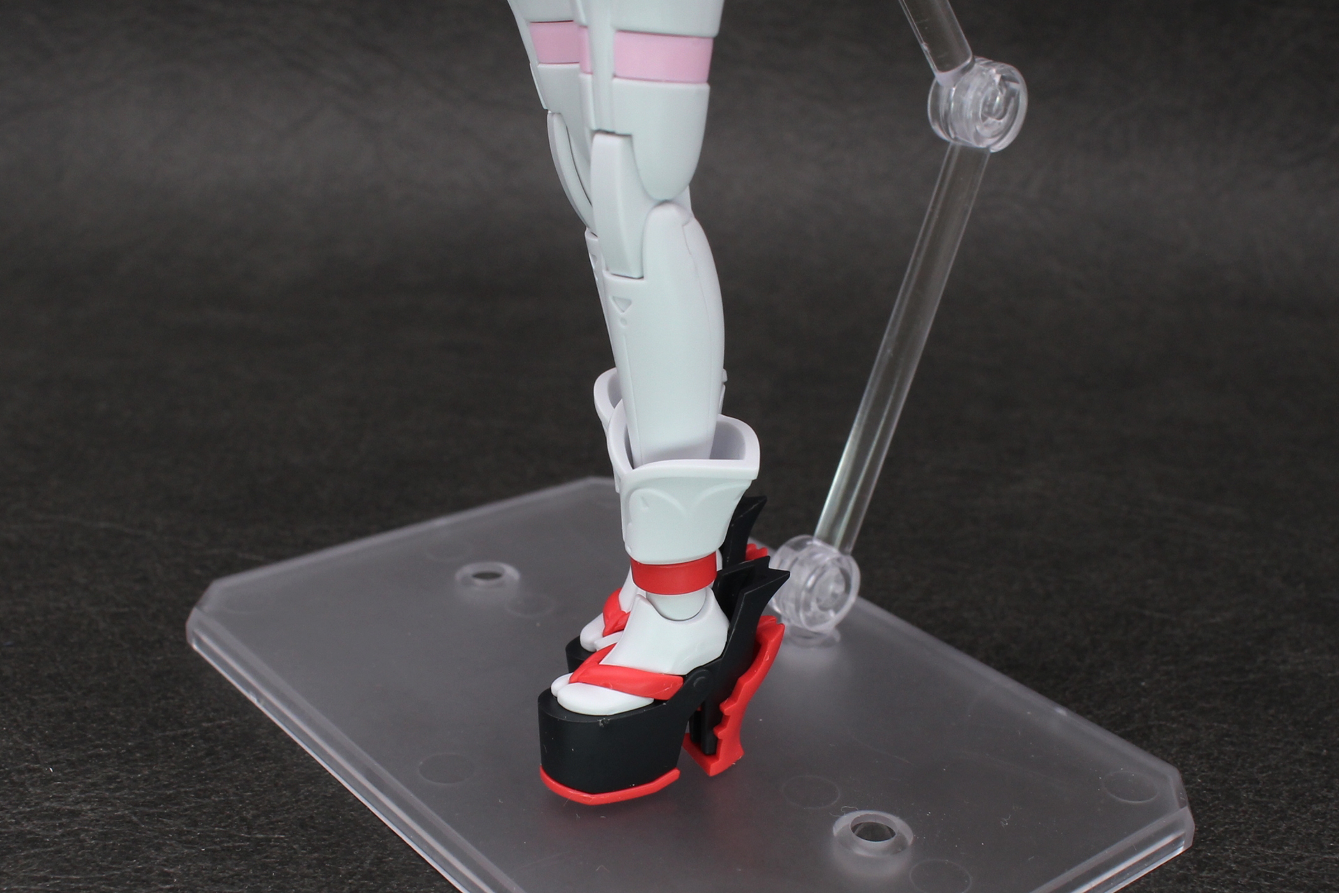 足元は足袋に下駄スタイル。先端が細くなっているので、片足の自立などはちょっと難しいかも