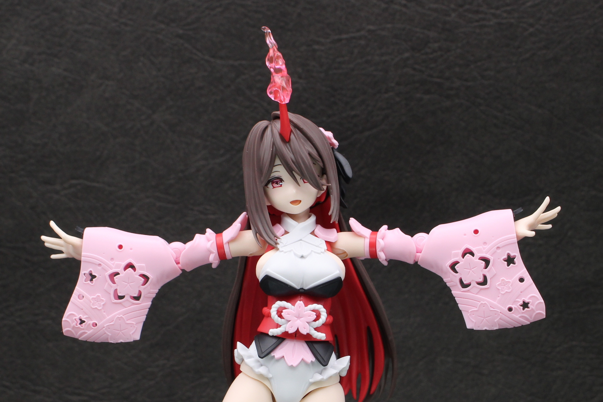 袖の穴あき模様は反対側も同じ場所にあるので、向こう側が見える