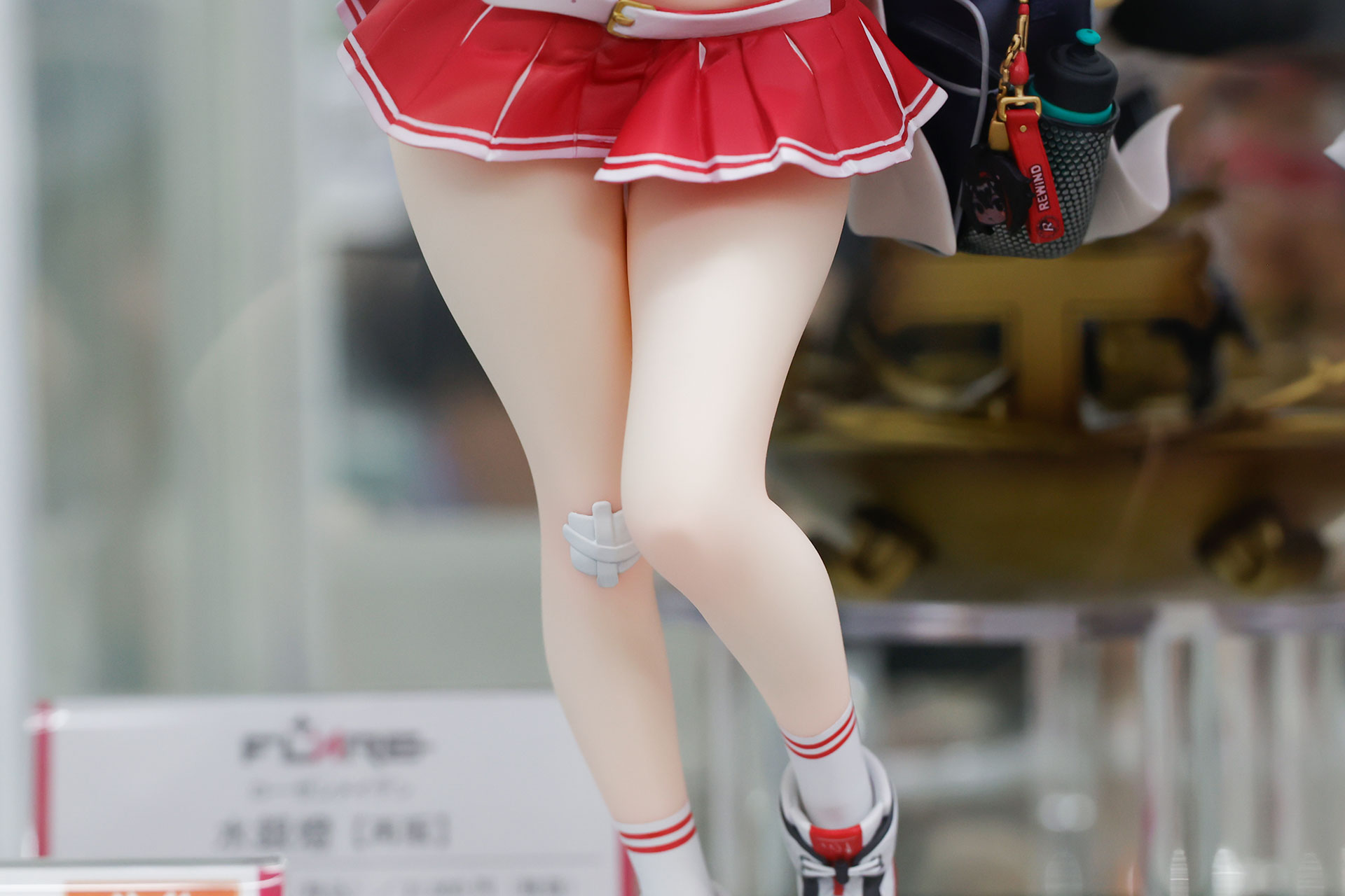 膝には絆創膏が貼られている