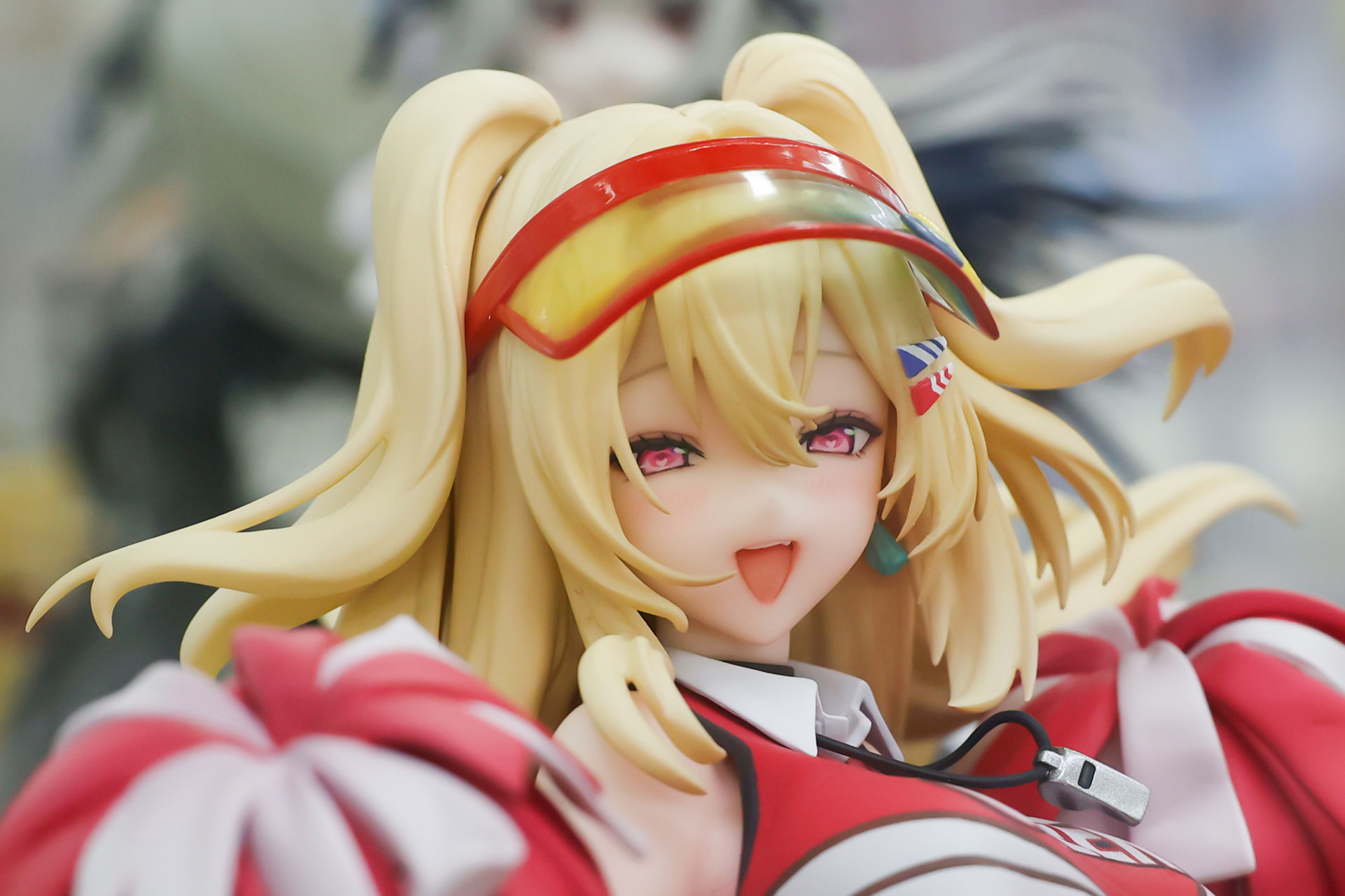 複雑な髪型もしっかりとまとめられている