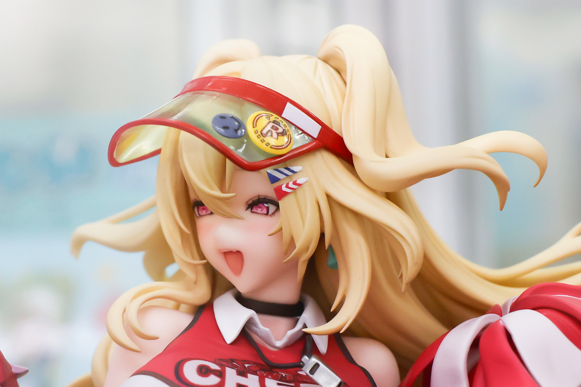 サンバイザーのツバにも小物が取り付けられている