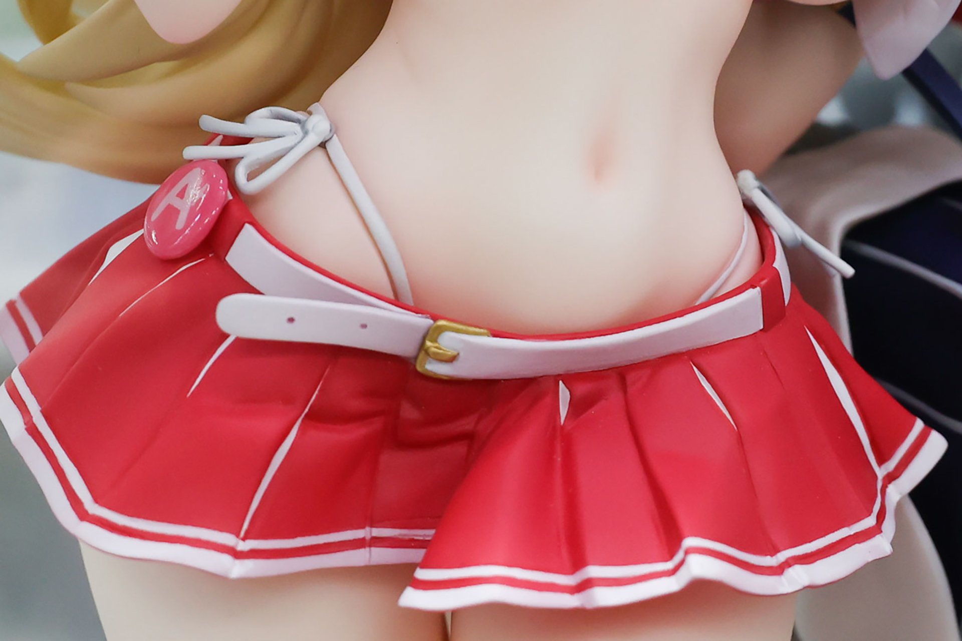 スカート部分にも缶バッジが付けられている