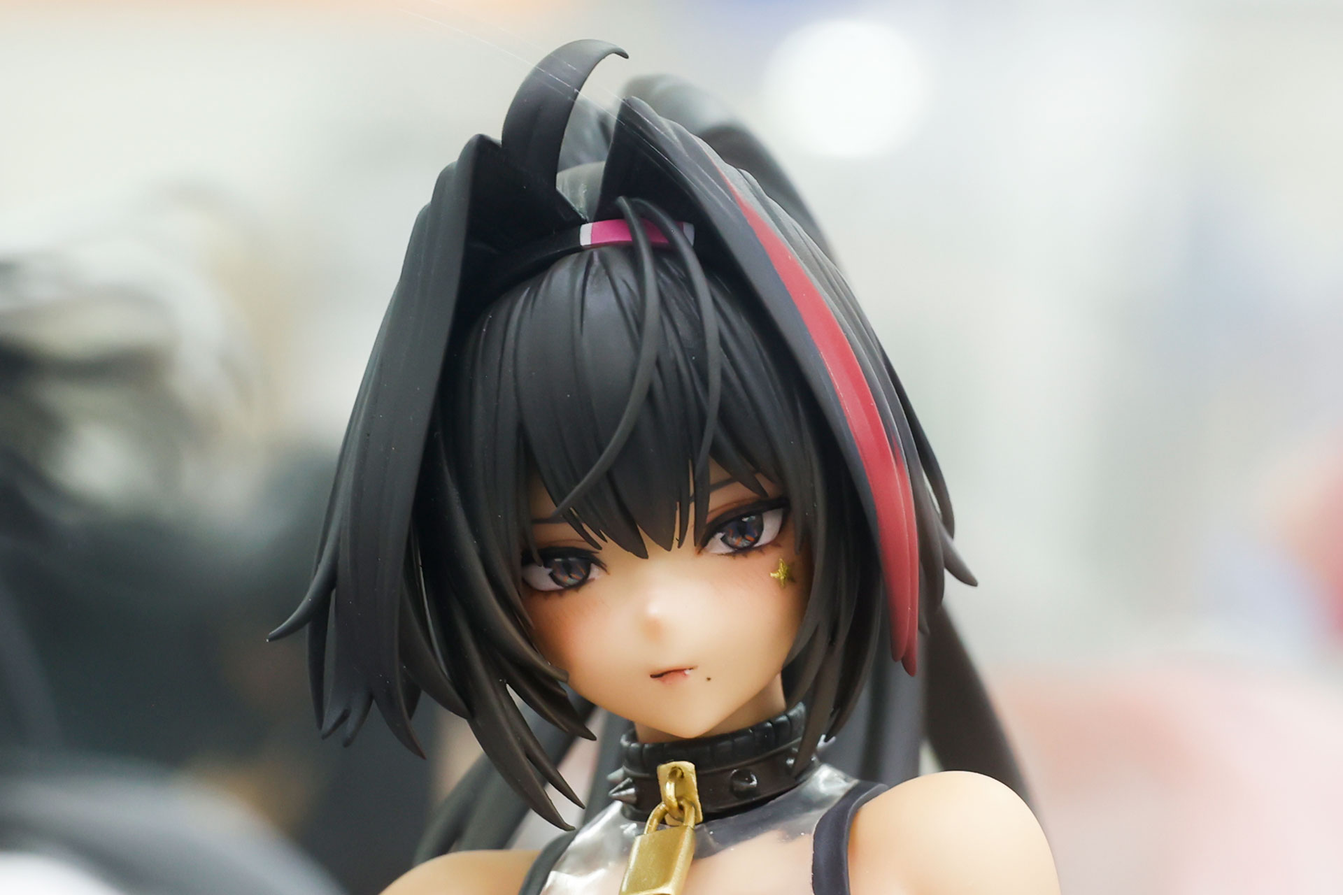 目の下には星マークが付けられている