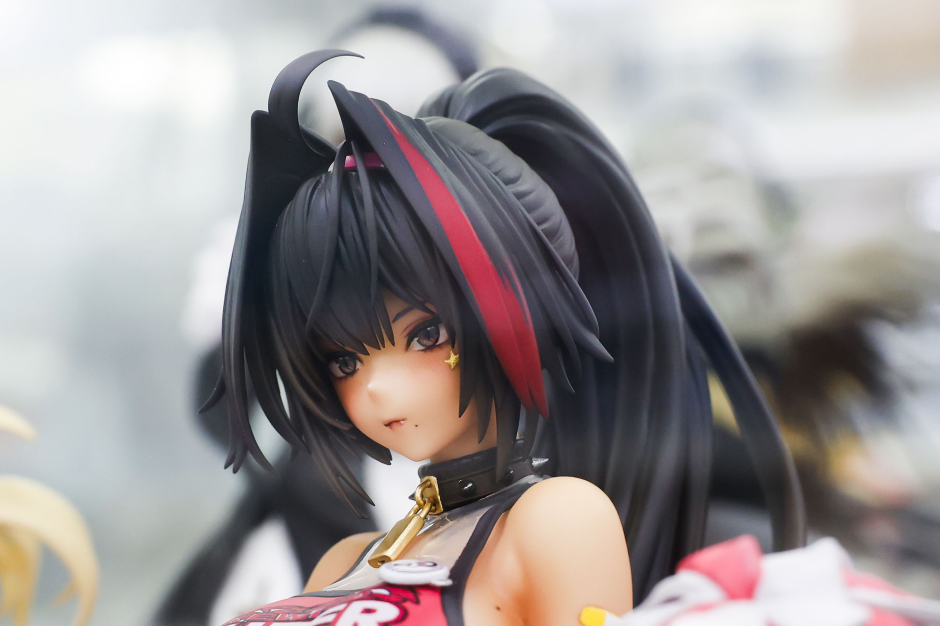 髪の一部はピンク色のポイントカラーで染められている