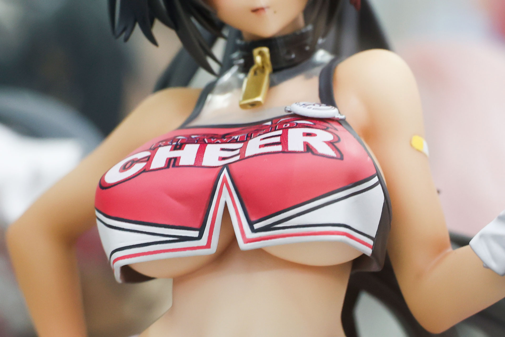 チアガールコスチュームでは小さすぎる!?