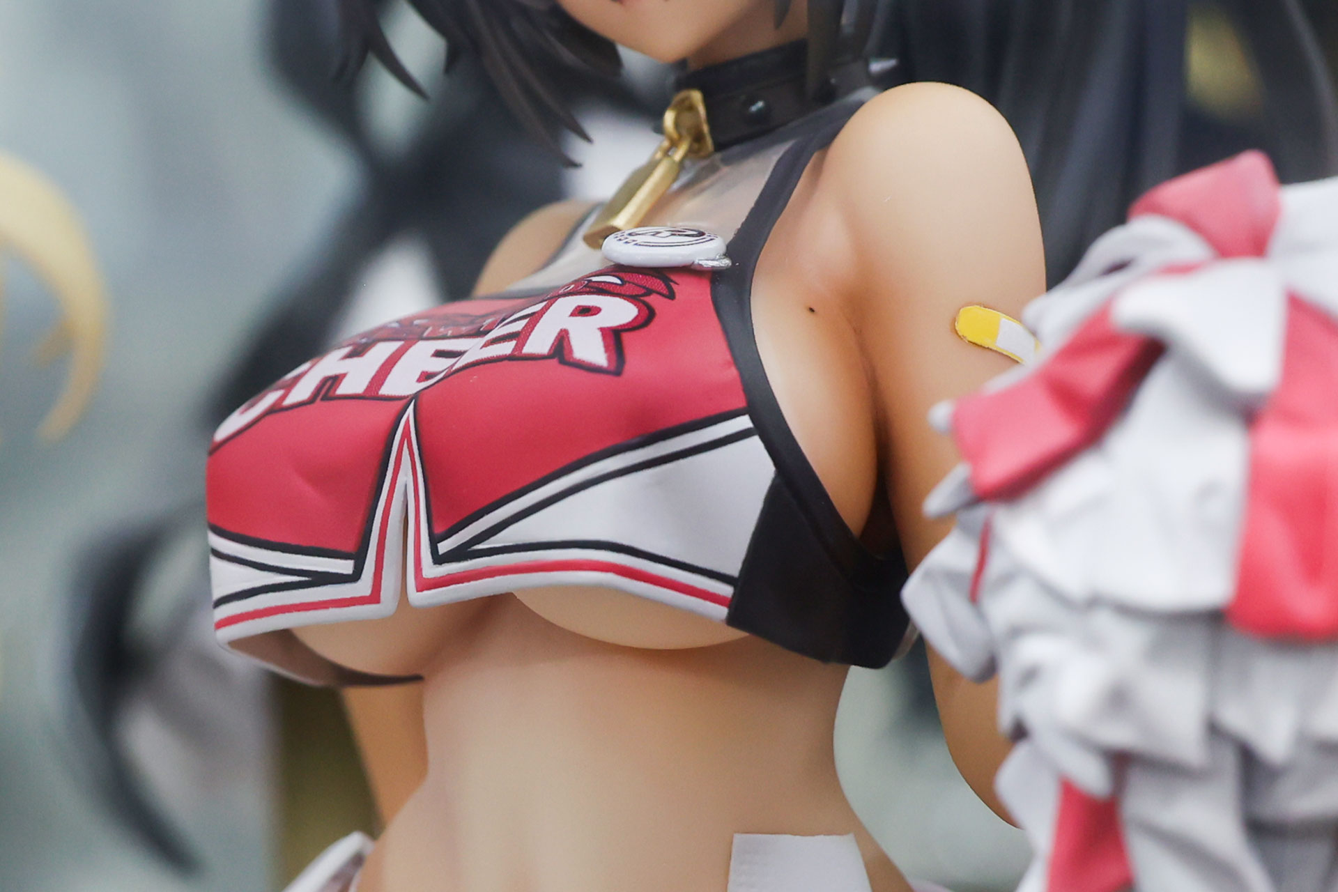 腕には絆創膏が貼られている