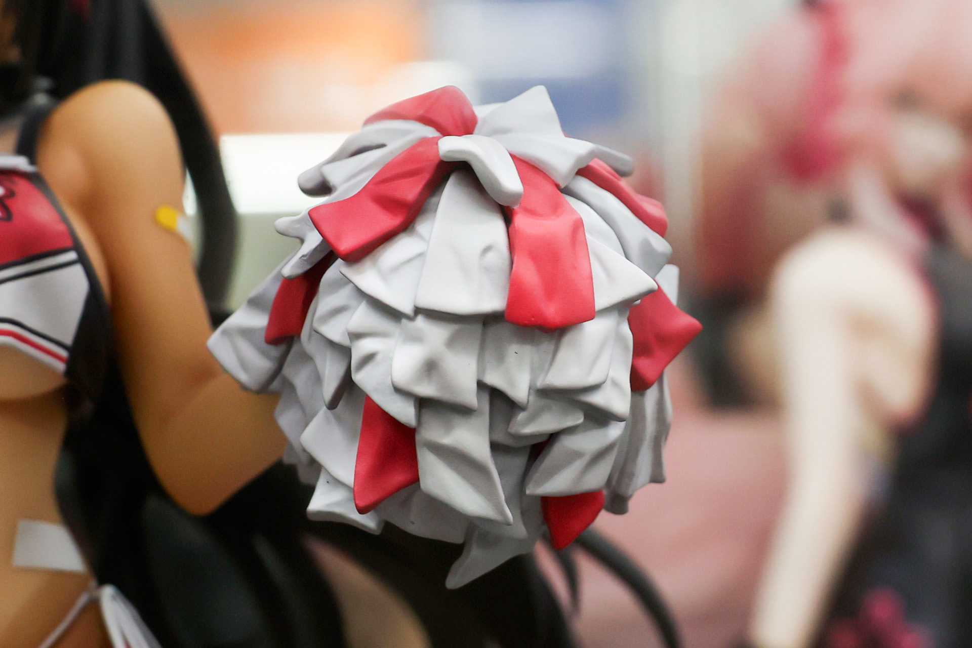 チアリーダーらしく、手にはポンポンを持っている