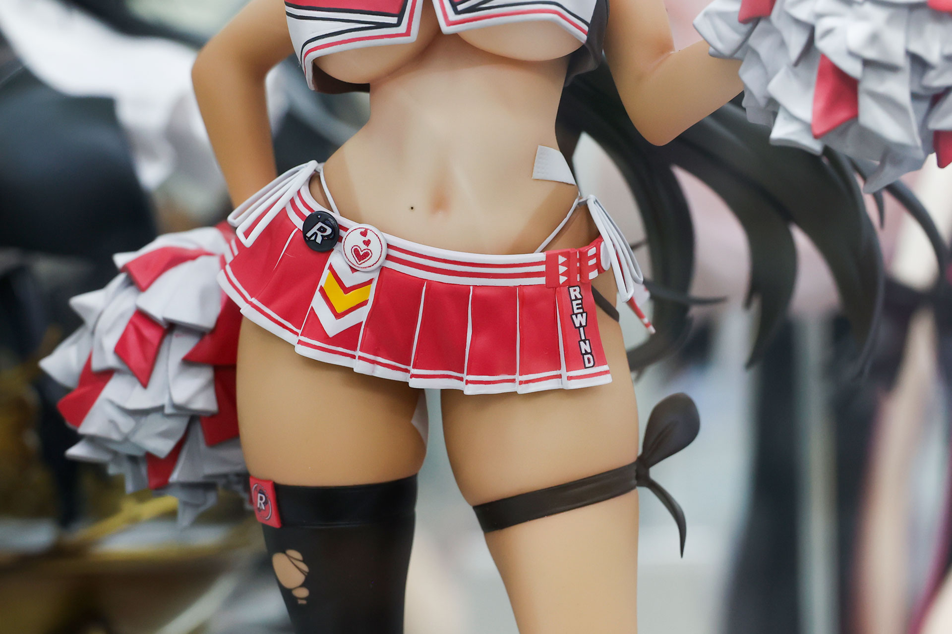 大きな胸と太もも、そしてほっそりとしたウエストが美しい