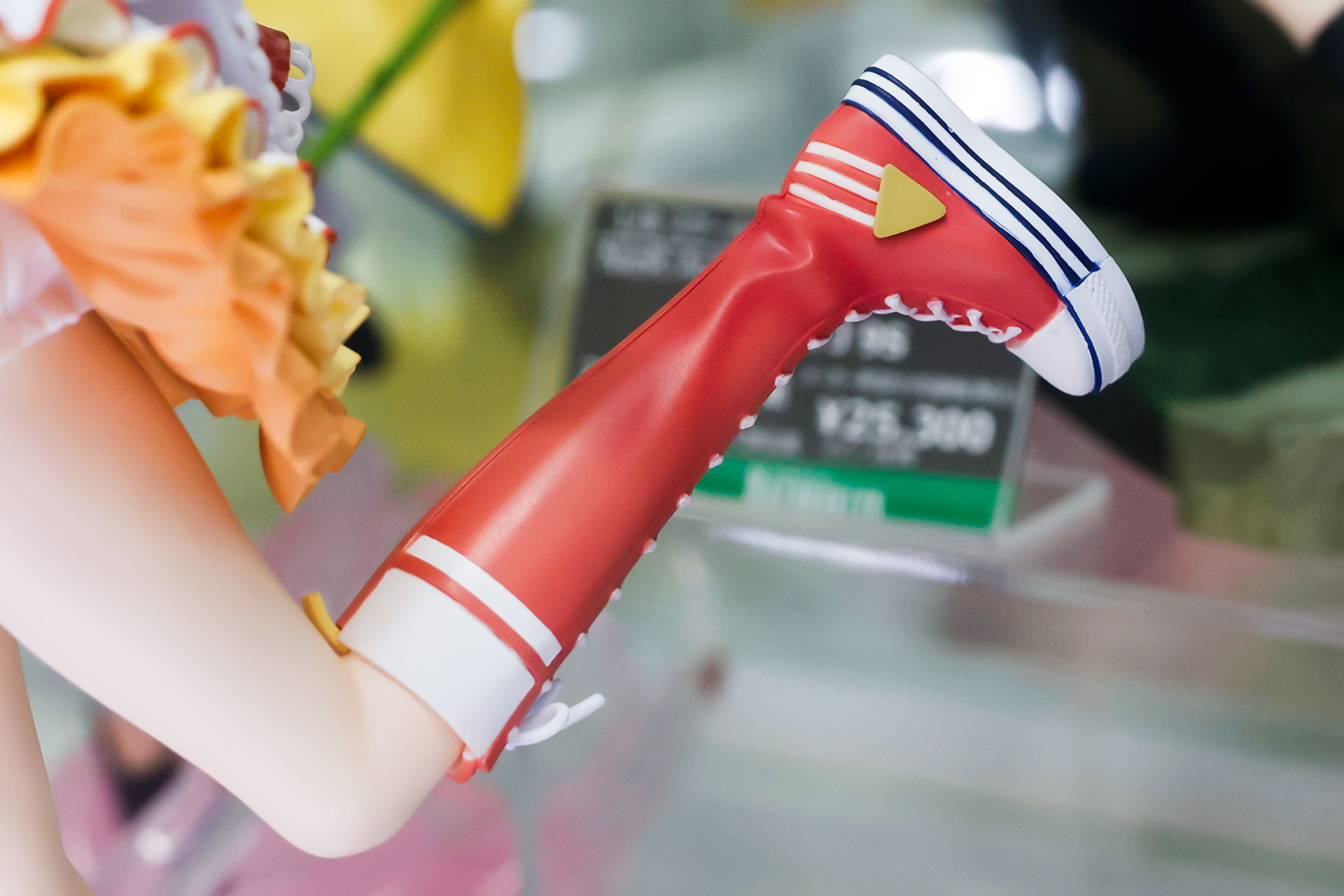 足元は赤いロングスニーカーを身に付けている