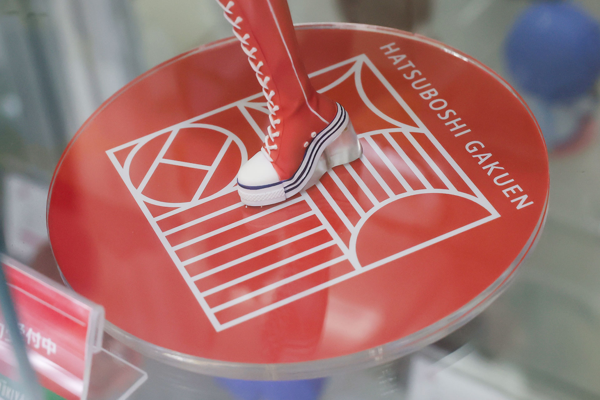 台座には初星学園の校章が描かれている