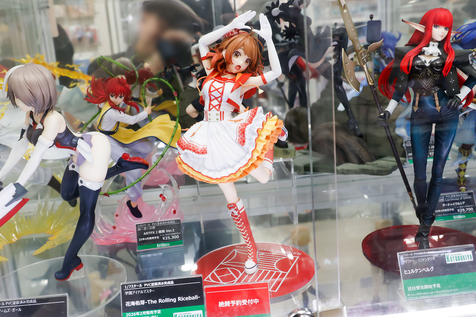 フィギュアの素材はPVCとABSで、台座部分を含む全高は約253mmだ