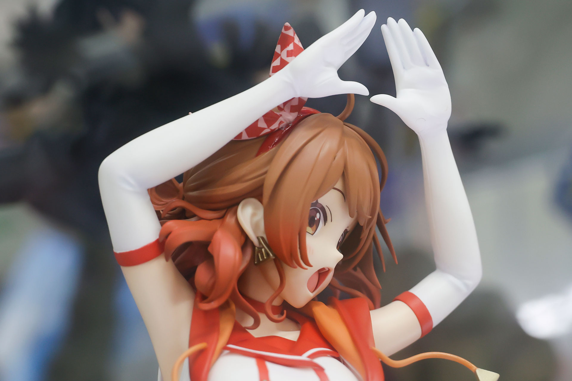 両手を上げたポーズがかわいい