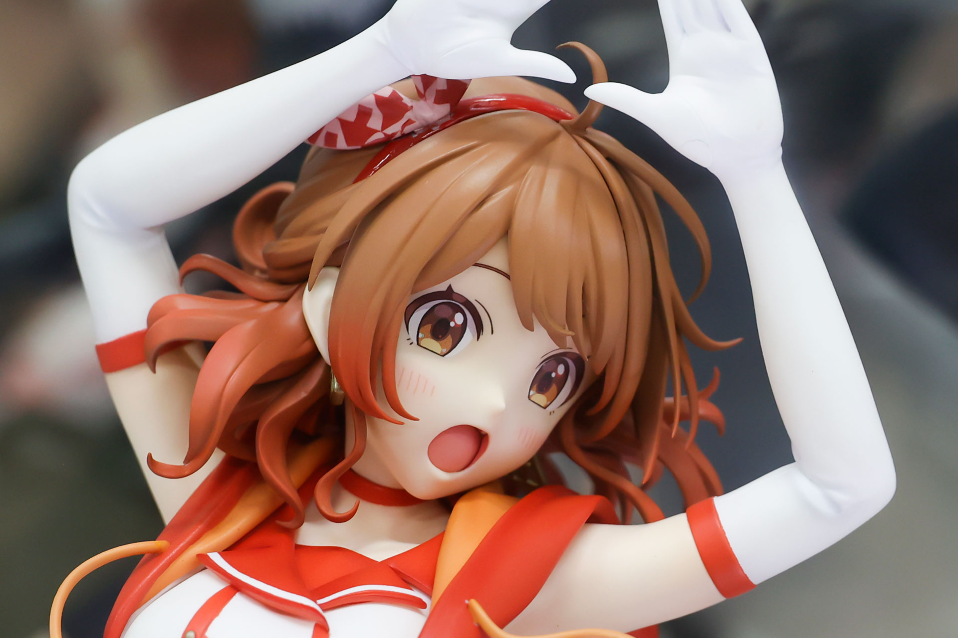 少し頬が赤らんでいる