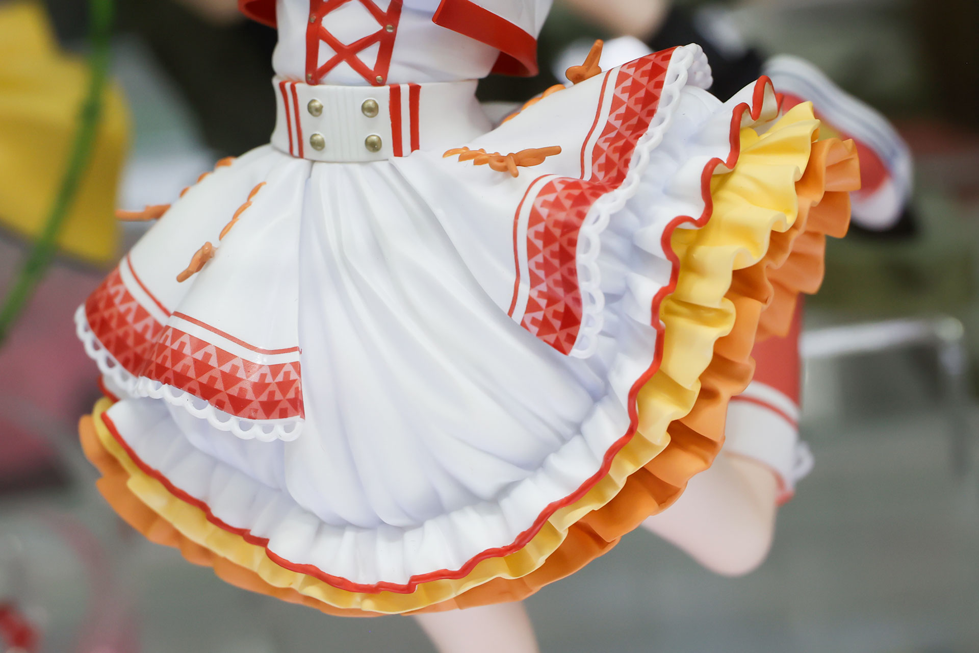 スカート部分はカラフルなフリルが付けられている