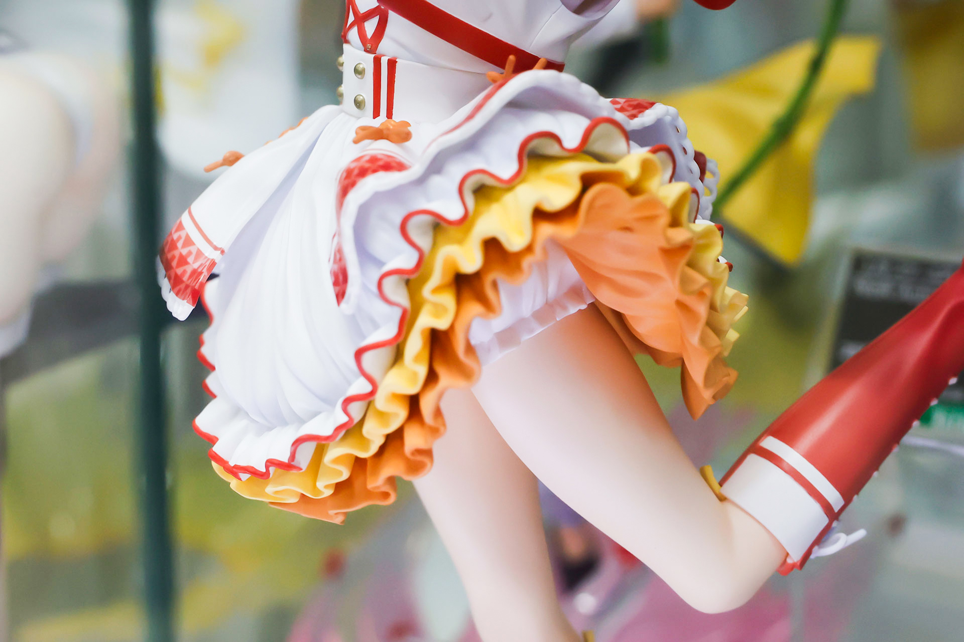 白い太ももがチラリ！