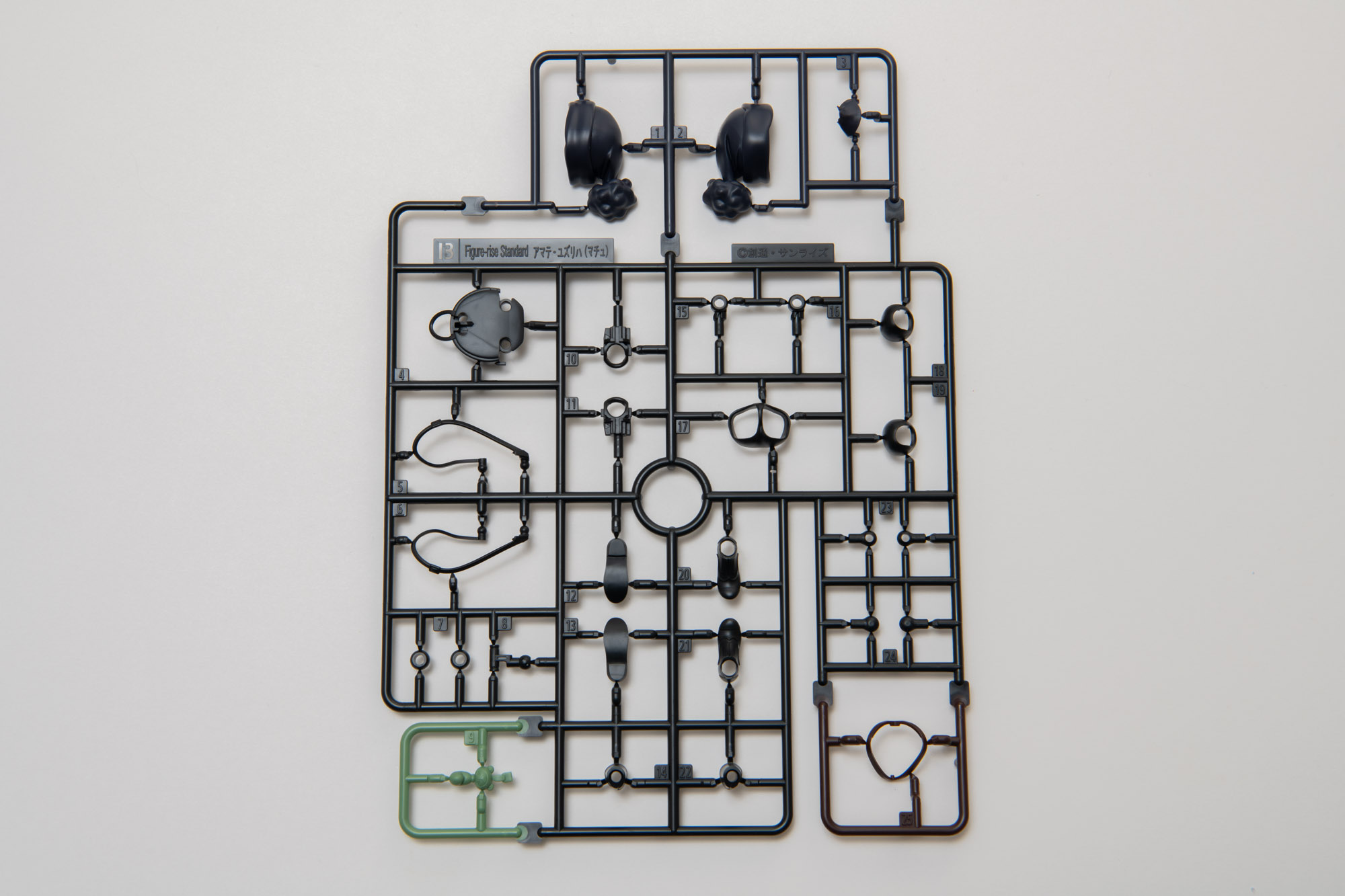 B:黒系のパーツがほとんどだが、茶色とグリーンの成型で３色となっている。