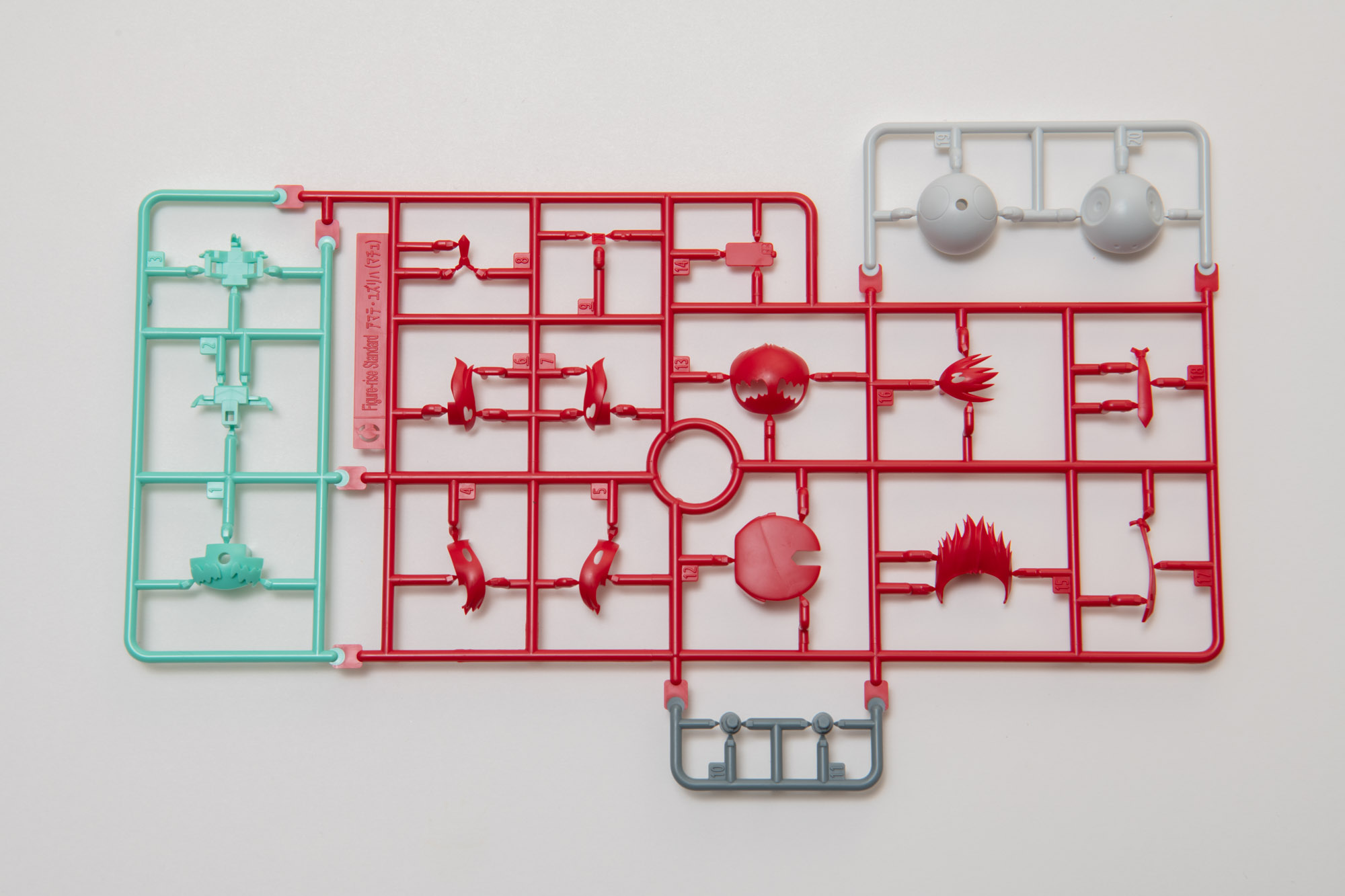 C:こちらも多色成型だがポップな明るい色となっている。髪に関するパーツが多い。