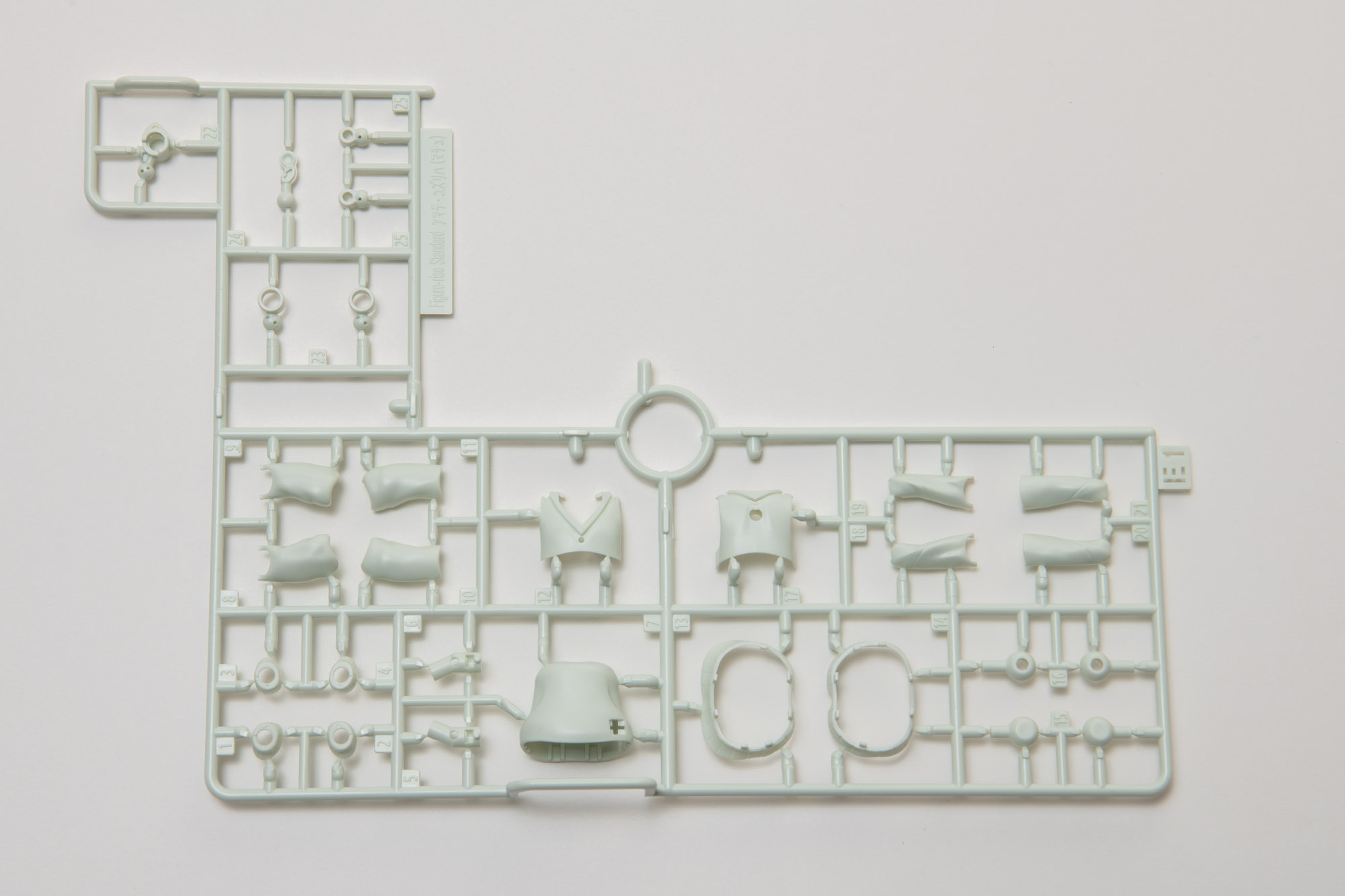 E1:制服部分のパーツだ。布感が出るようなシワや、ルーズな感じが表現されている。