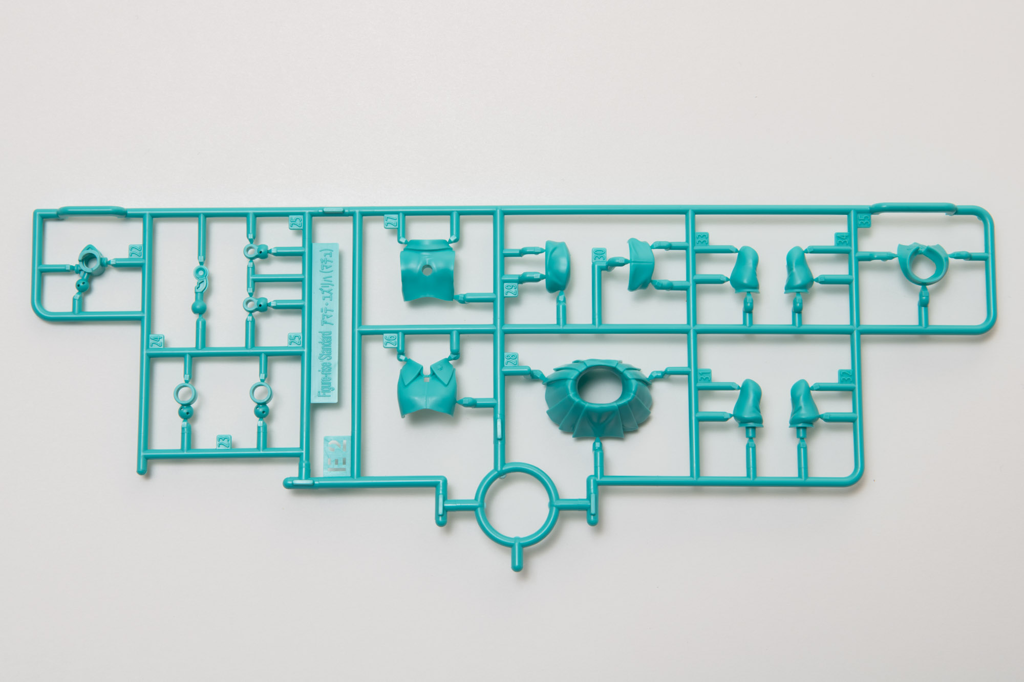 E2:制服の青い箇所のパーツで、こちらも布感が出るようなディテールとなっている。